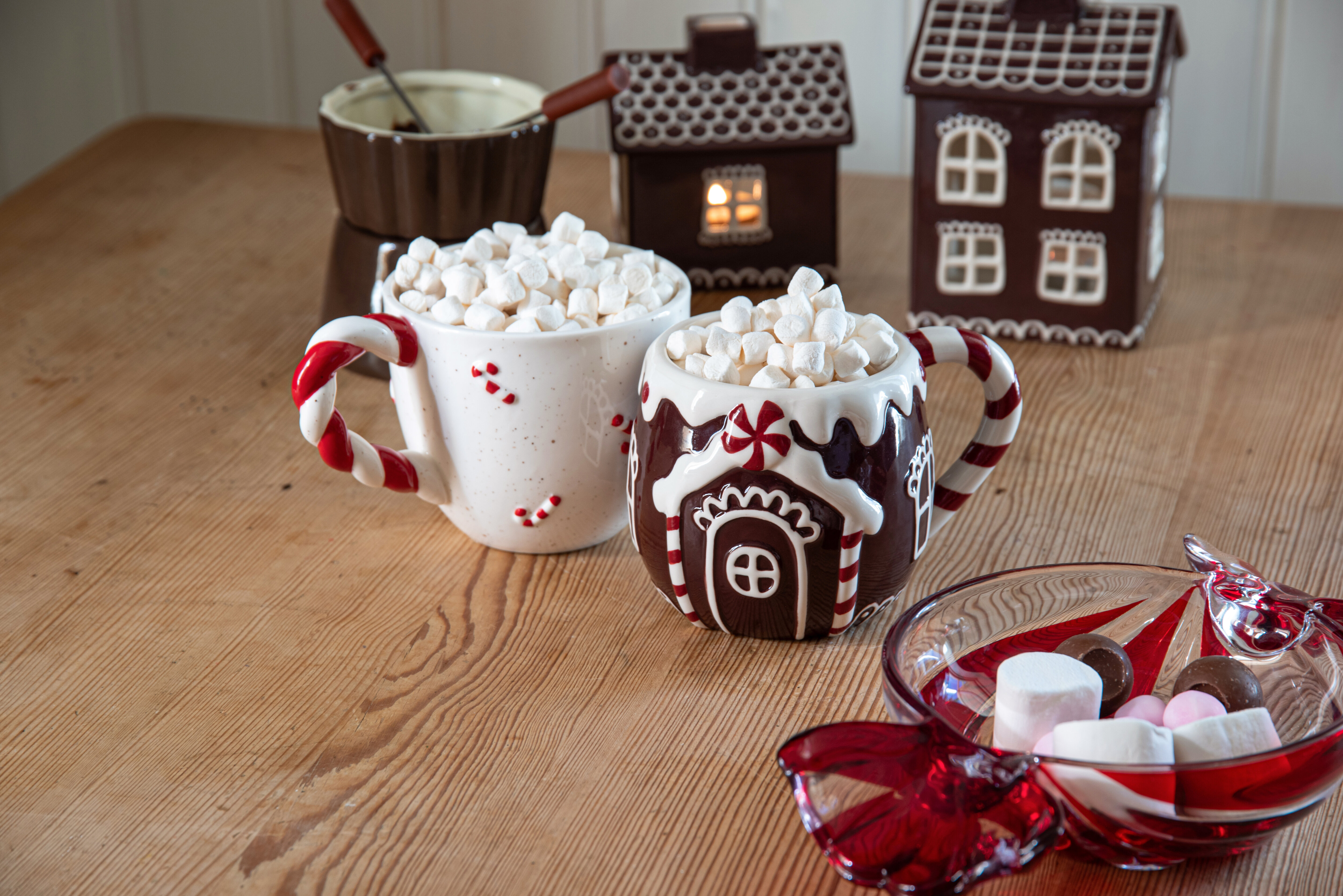 Två julmuggar med varm choklad och marshmallows