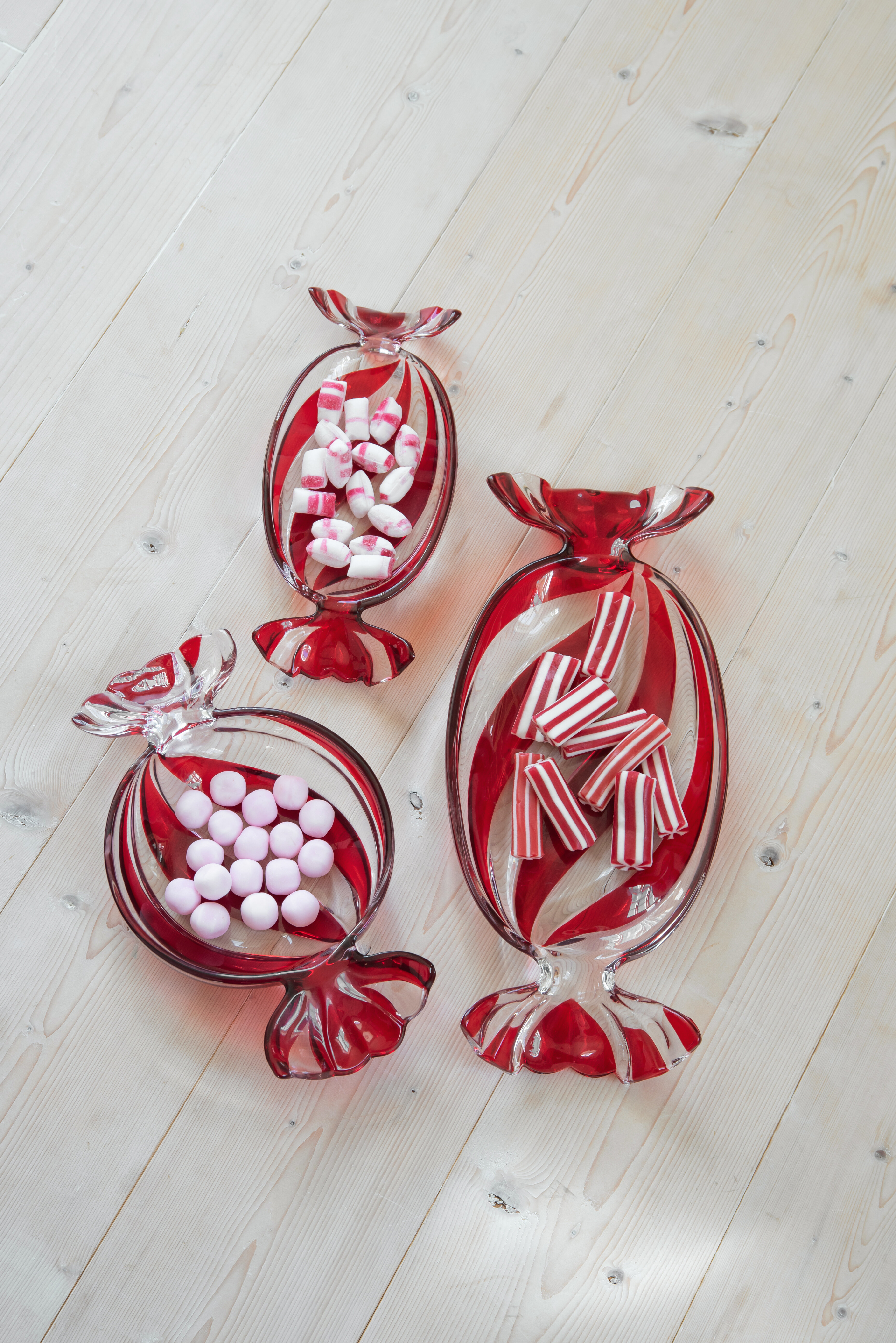 Tre karamellfat i olika storlekar