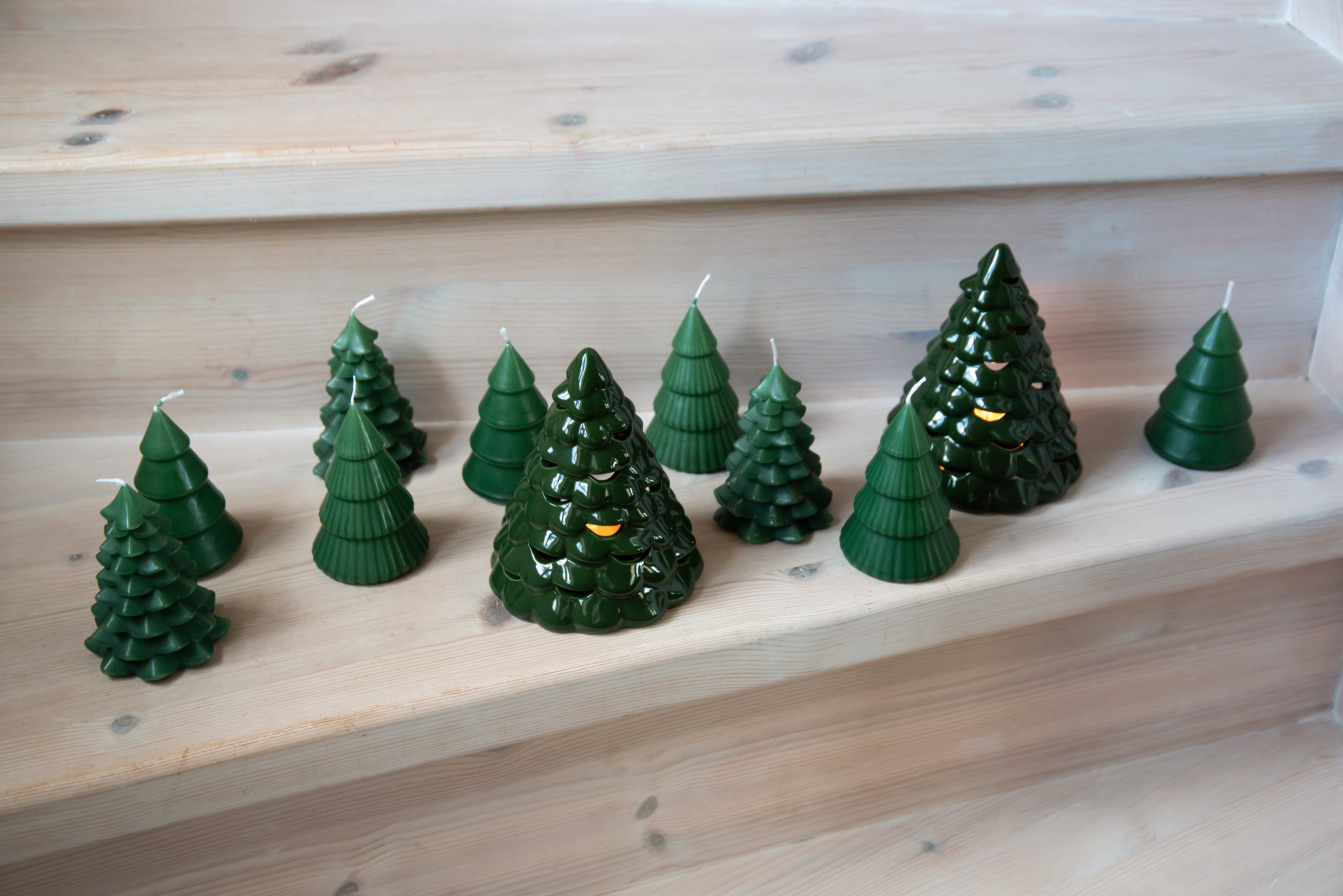 Gröna ljus formade som granar på en trappa.