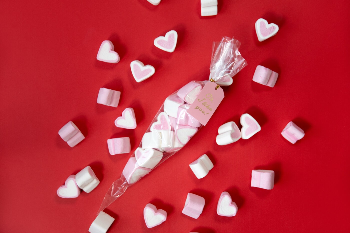 Hjärtformade marshmallows i en cellofanstrut.