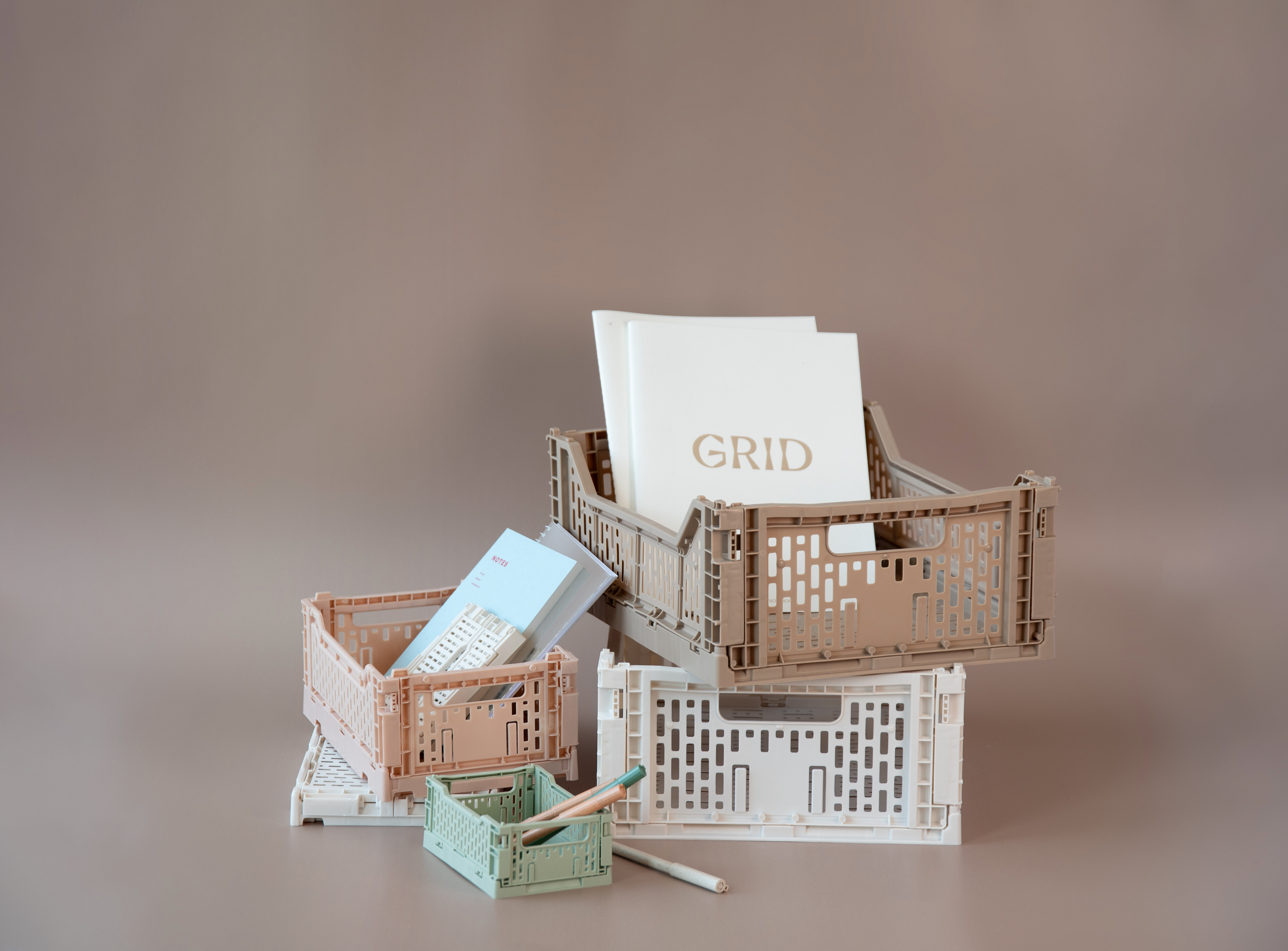 Stapelbara förvaringslådor med kontorsmaterial