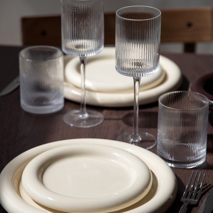 Höstdukning med beige porslin och ribbade glas.