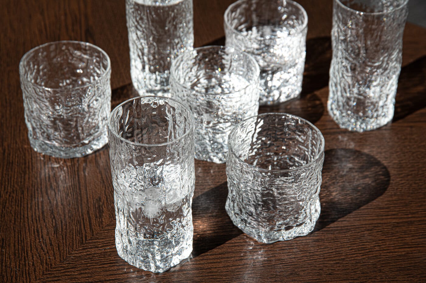 Glasserien Woods med dricksglas och tumblers i strukturerat klarglas.