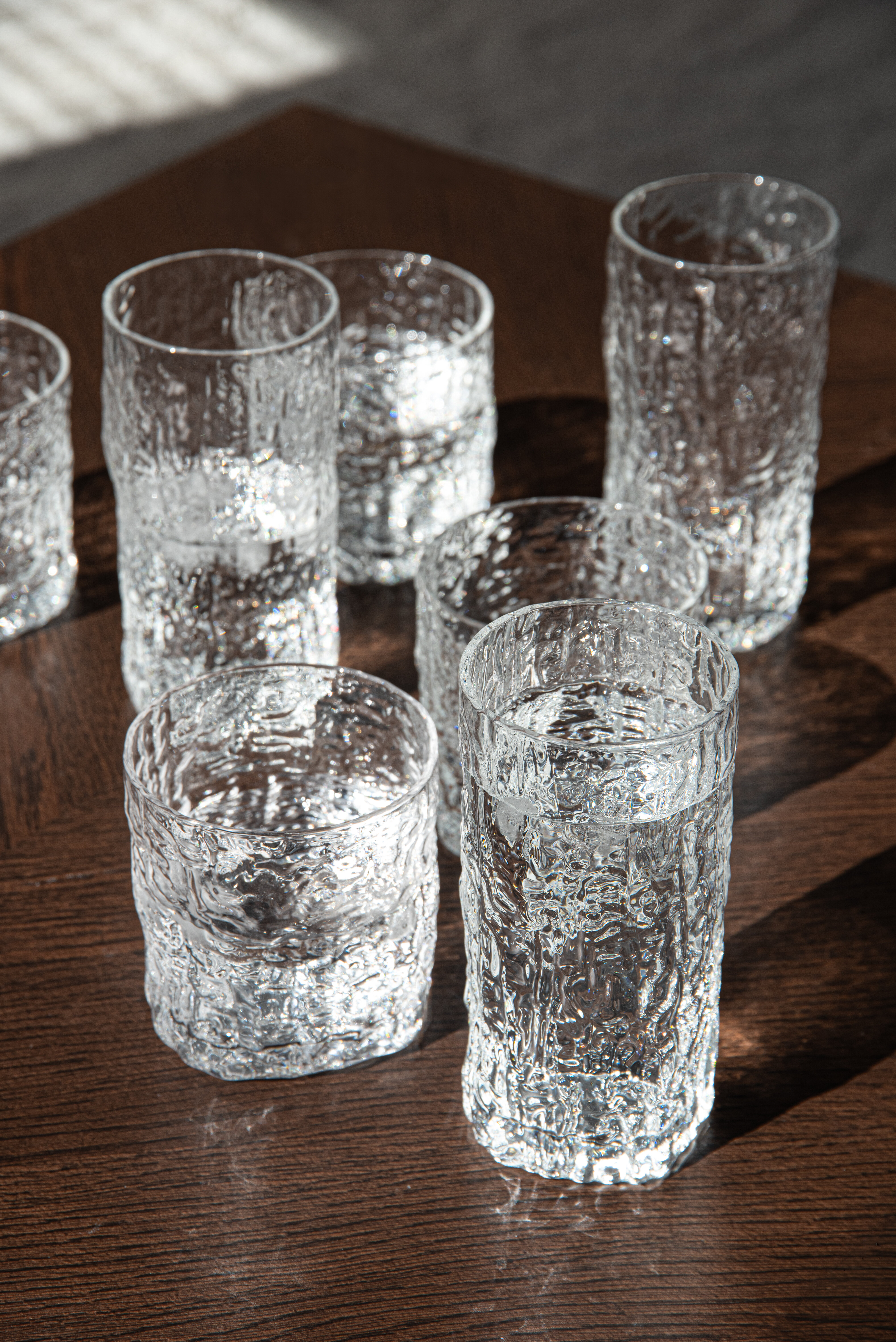 Glas med struktur på mörkt bord.