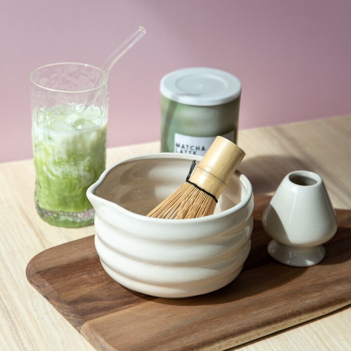 Matcha set på en skärbräda i trä.