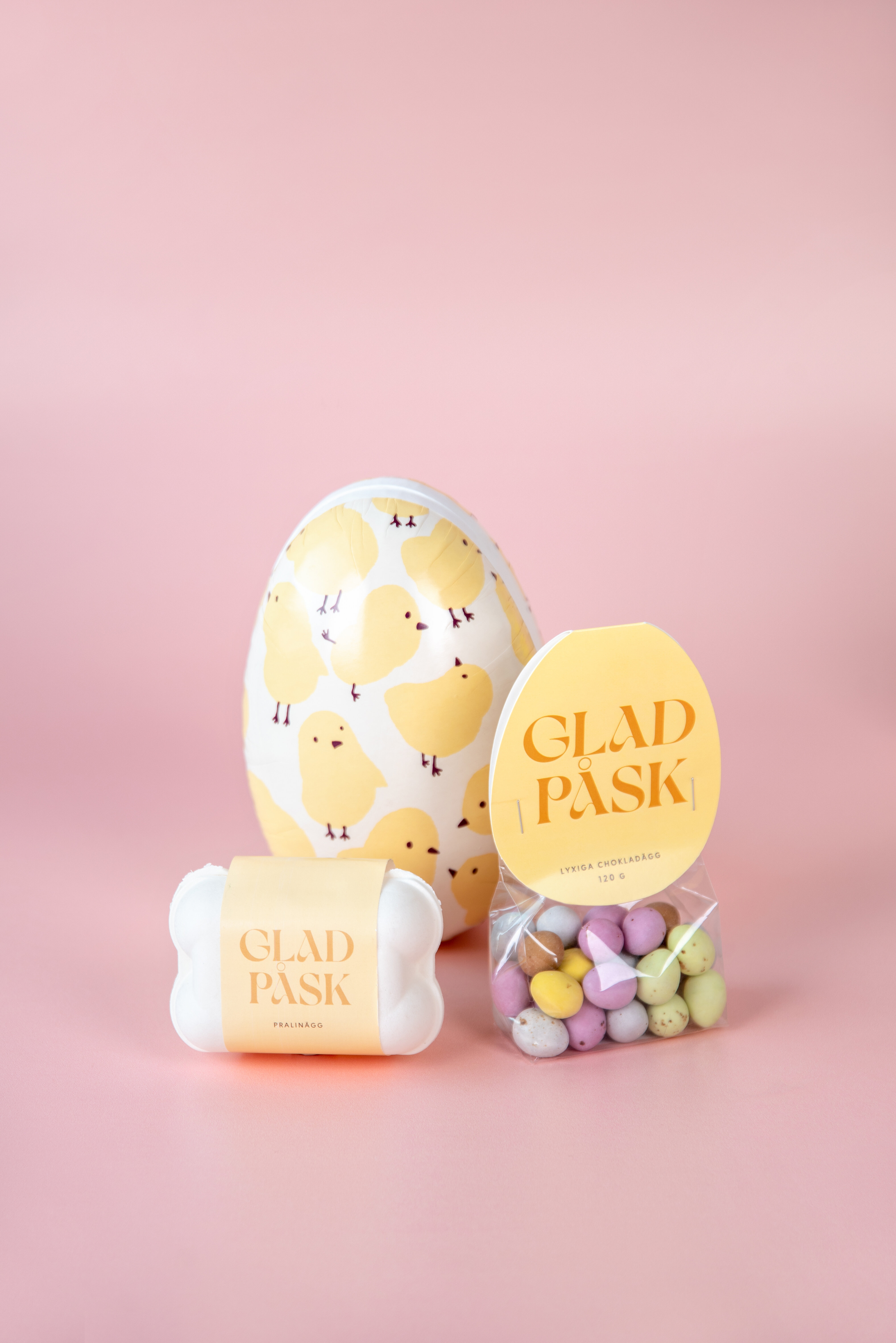 Påskgodis mot rosa bakgrund