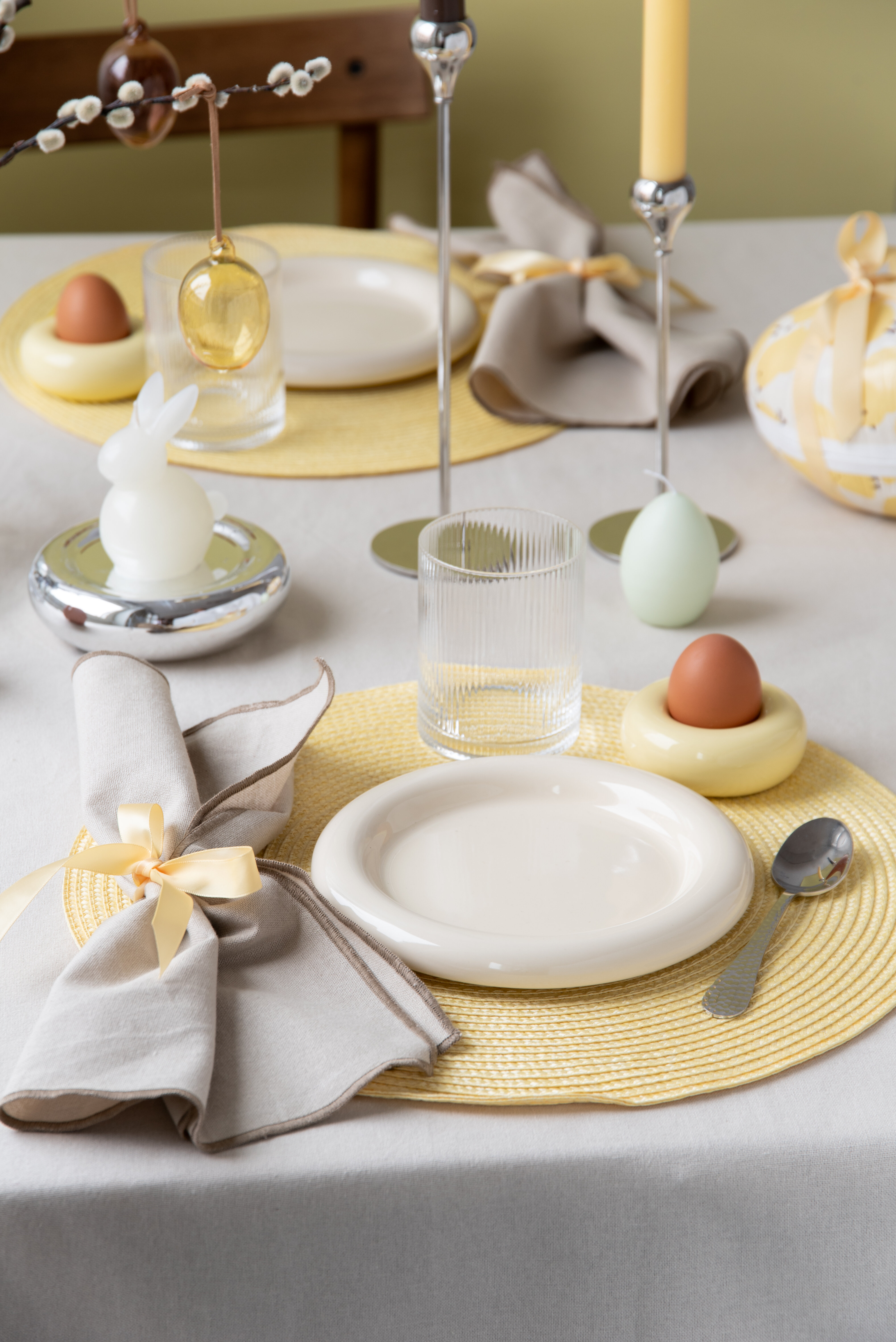 Dukning i påsktema med porslin och dekorationer
