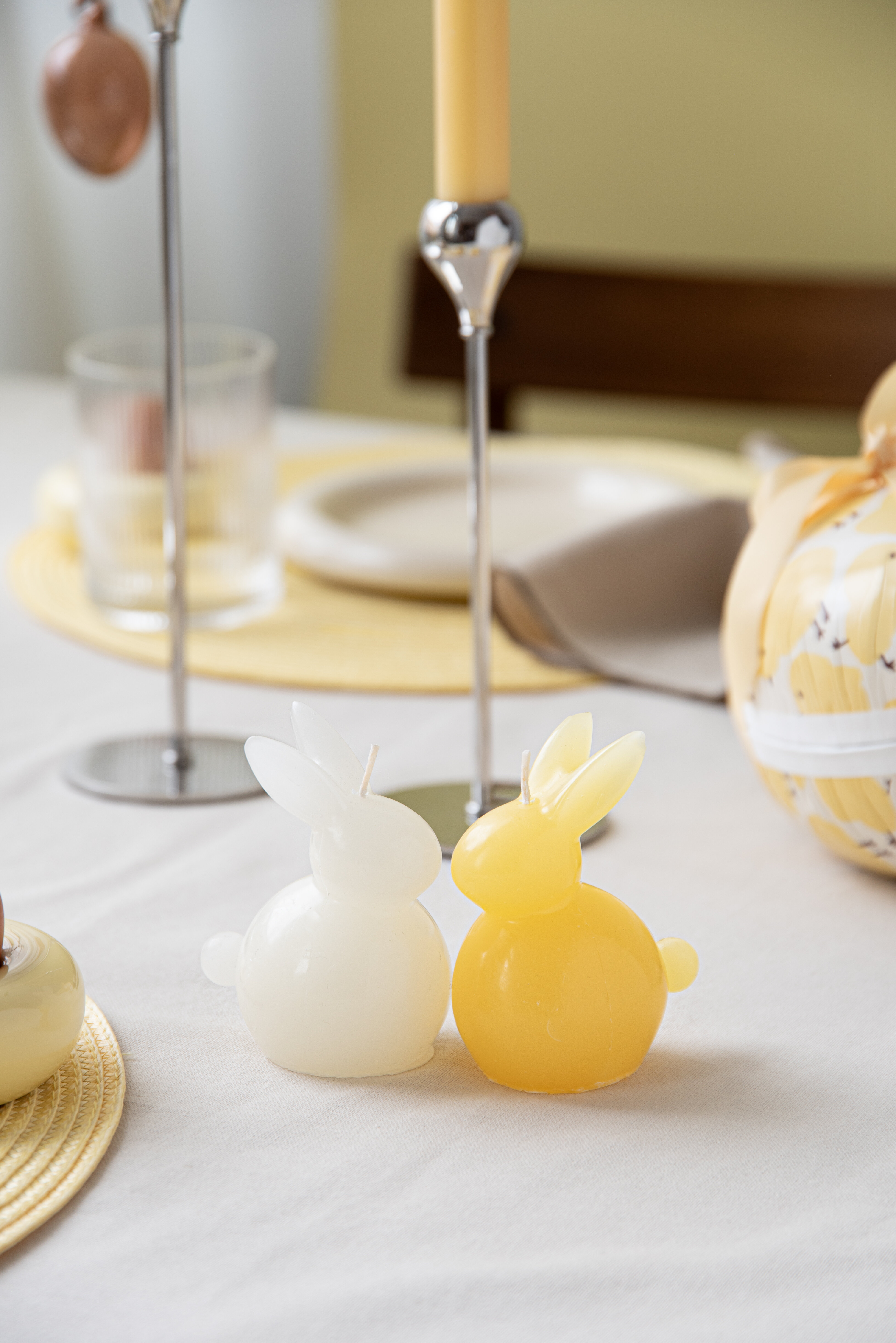 Kaninformade ljus på dukat bord.
