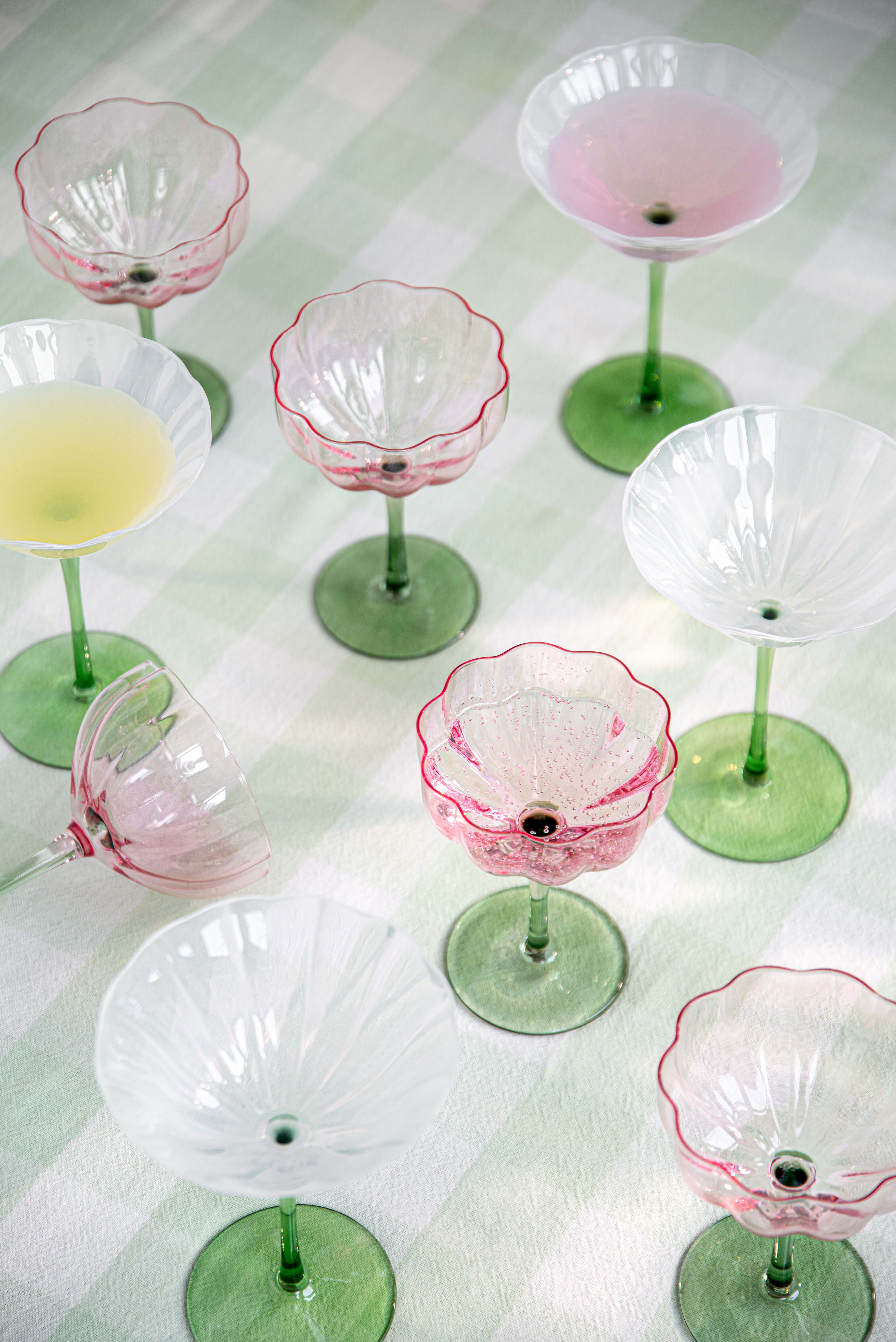 Blomformade coupeglas på bord.