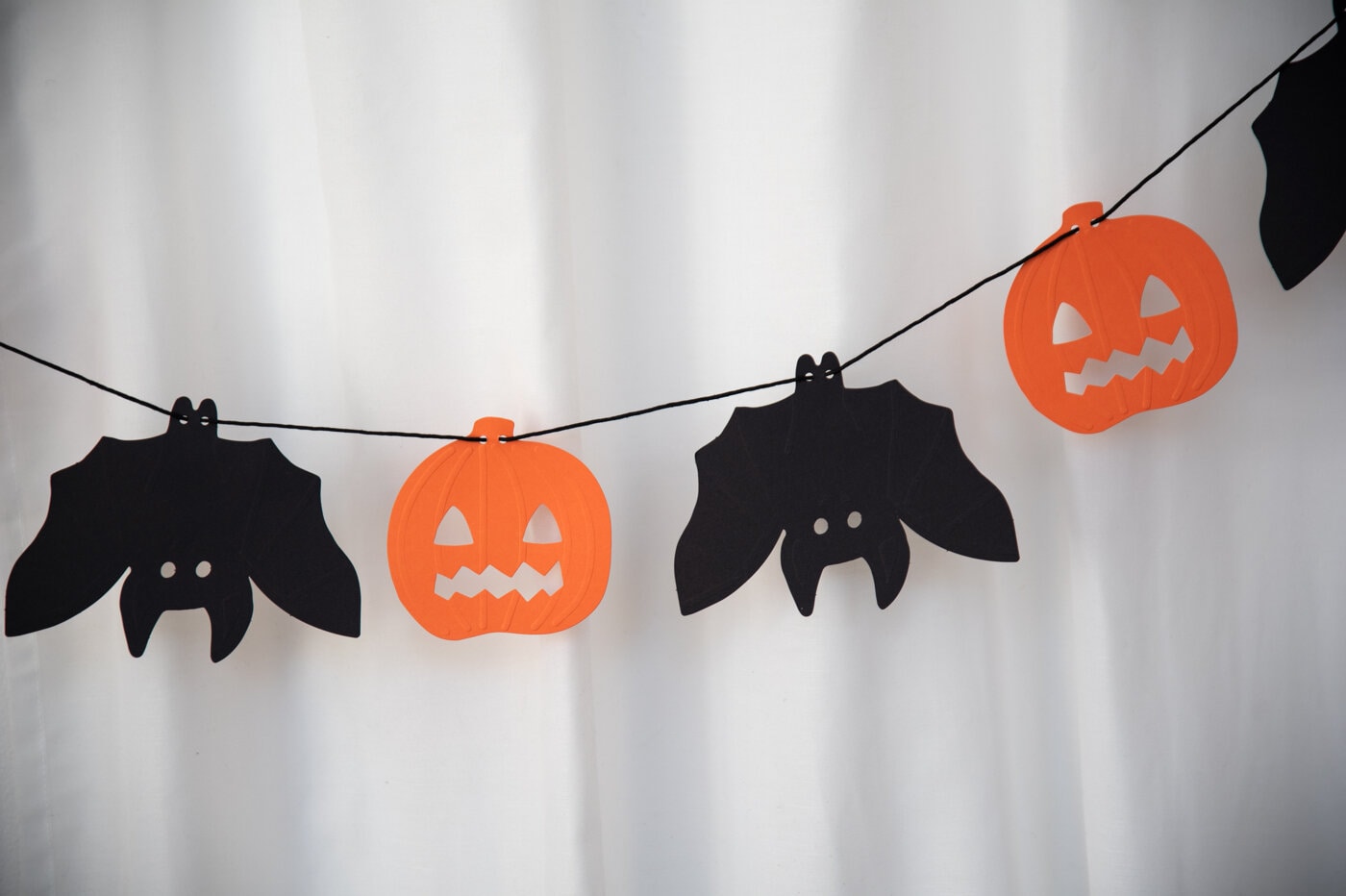Halloweengirlang med pumpor och fladdermöss.