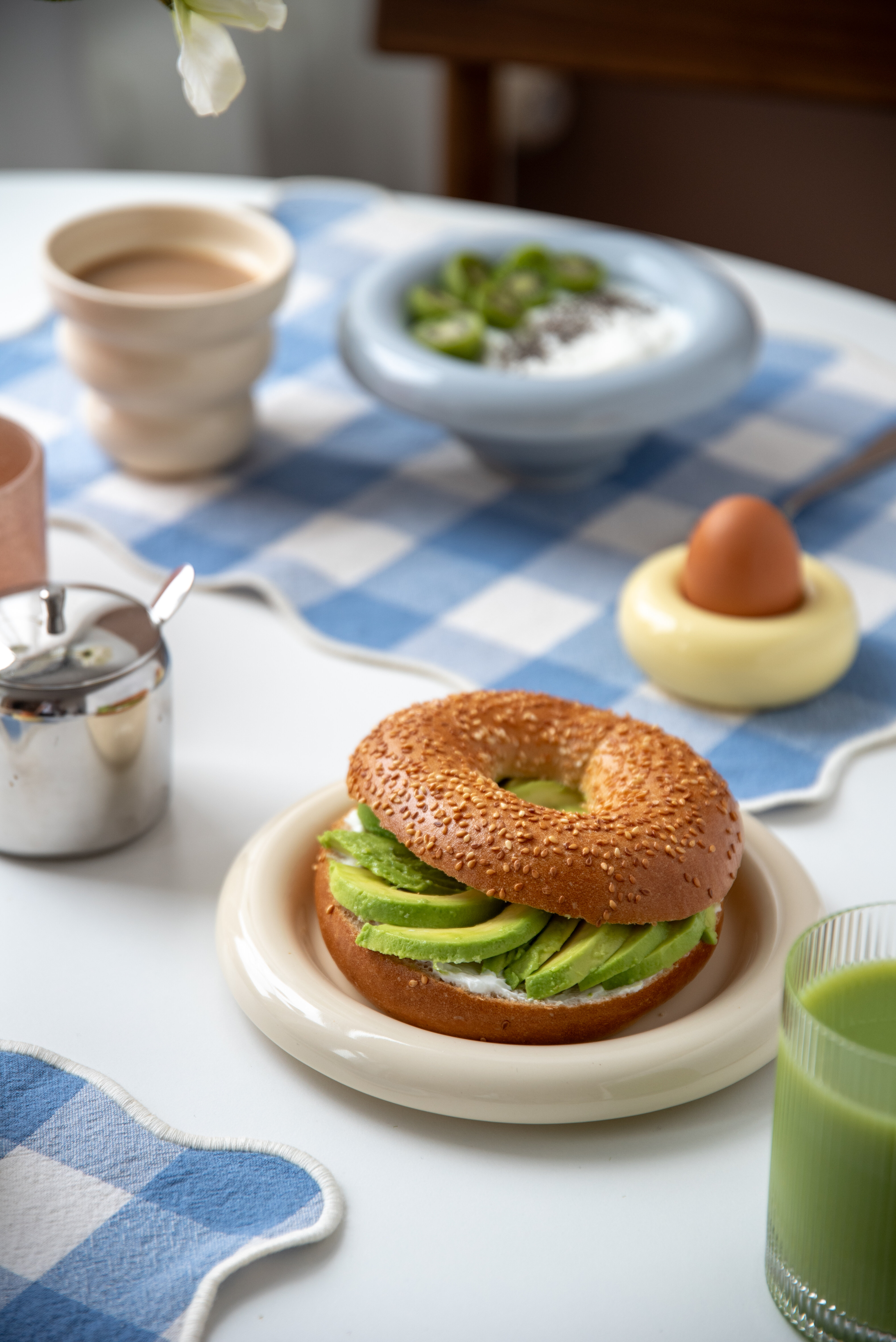 Dukat bord med mat och porslin