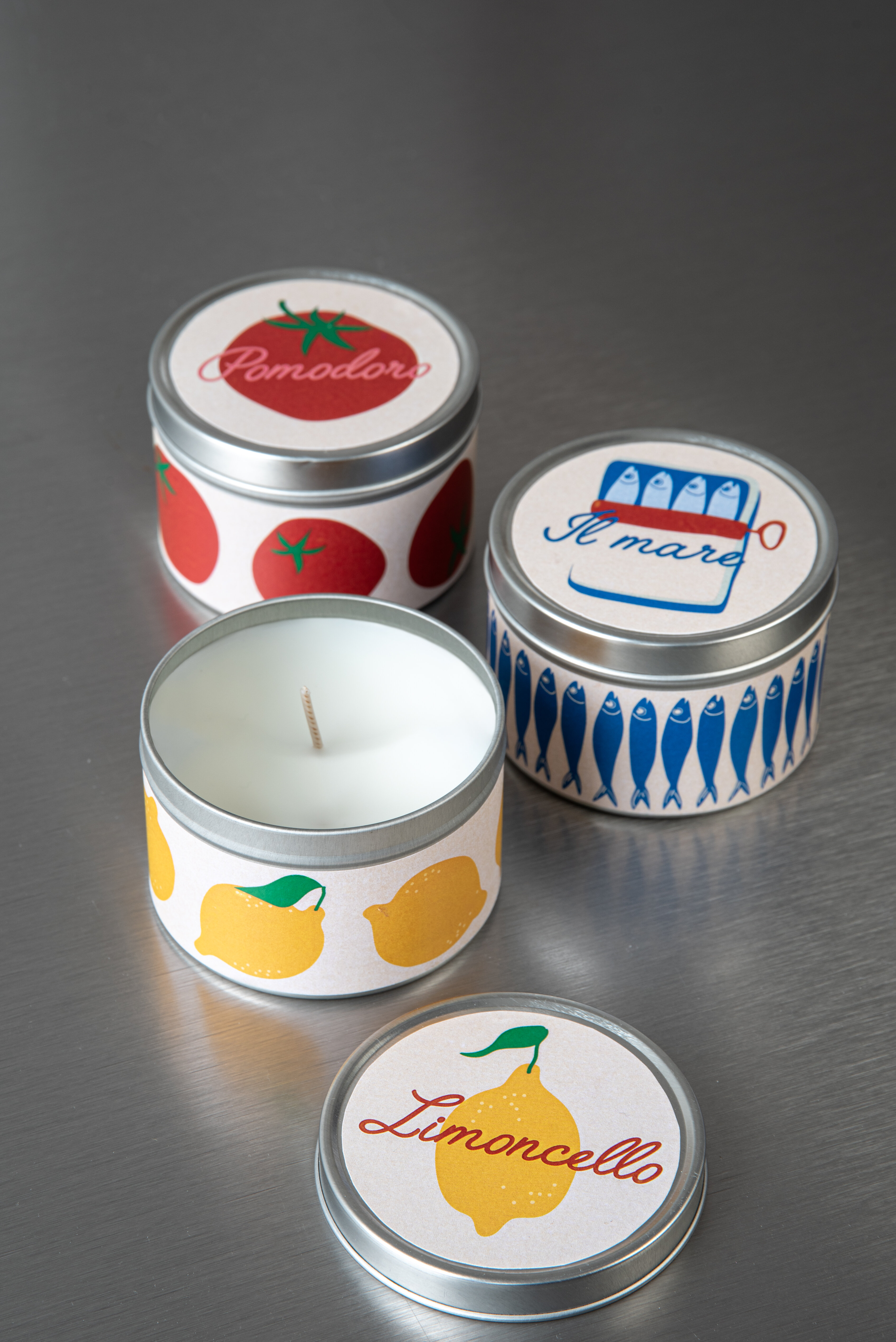 Doftljus i metallburk med lock.