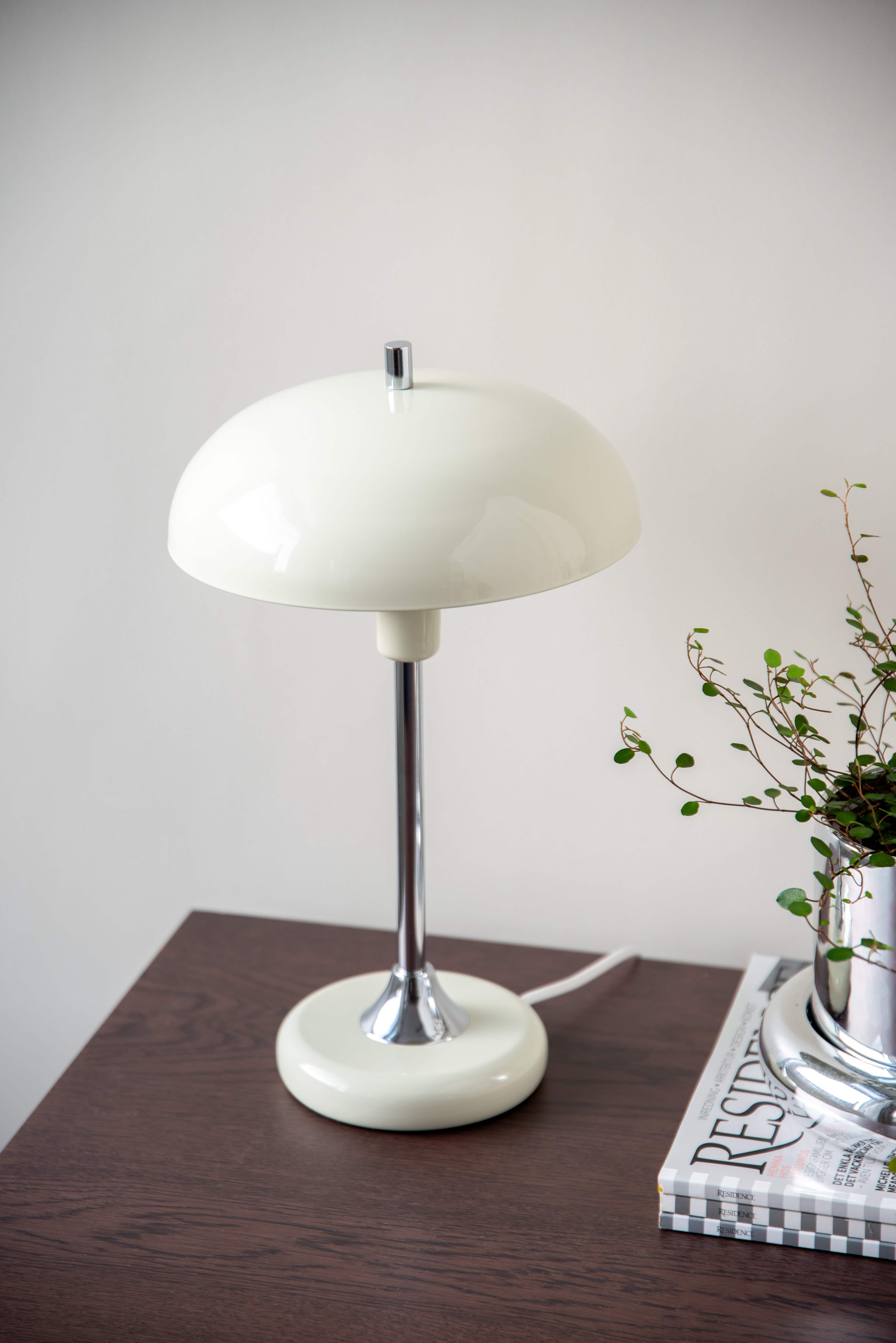 Lampa på ett mörkt bord