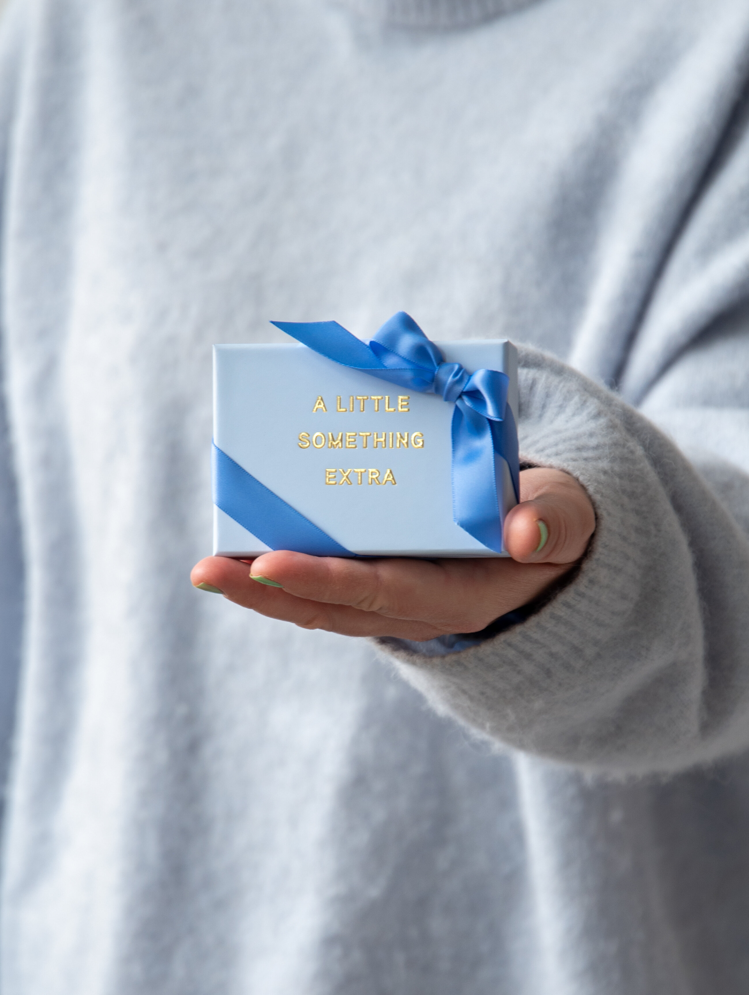 Inslagen present hålls i handen.