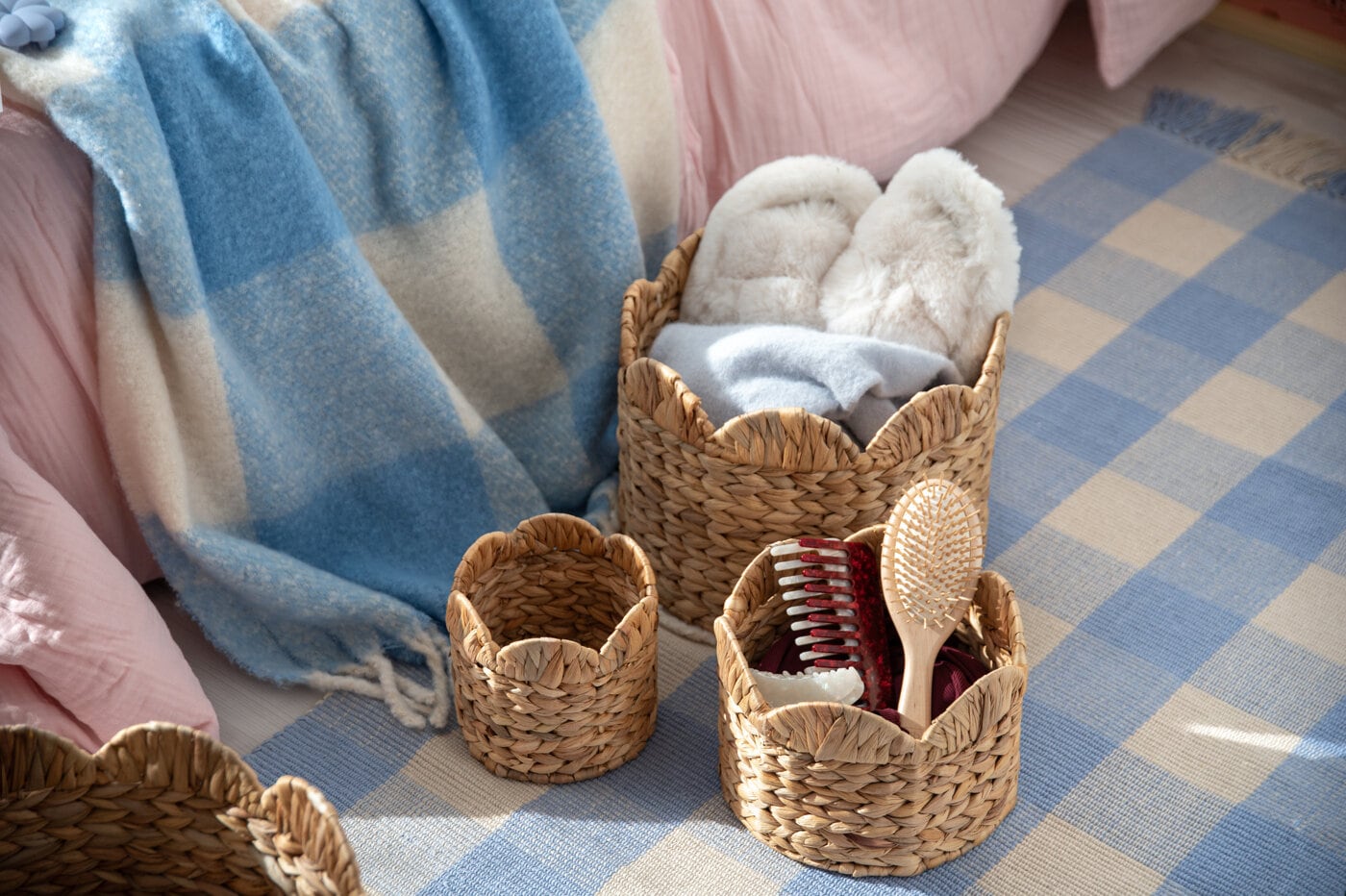 Förvaringskorgar i olika storlekar mot rutig bakgrund.