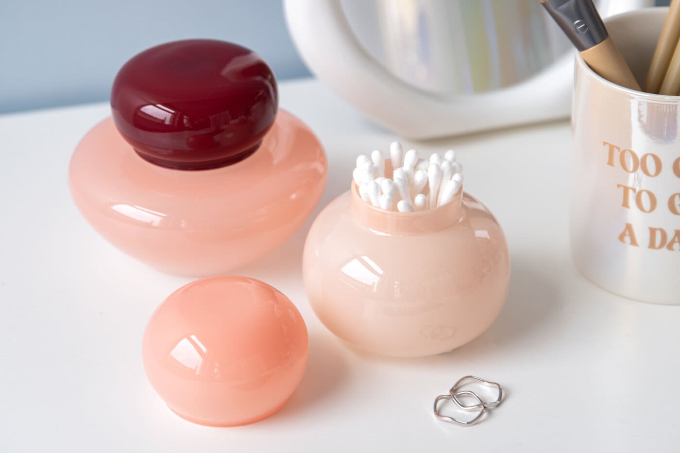 Små förvaringsburkar i glas för badrum och sminkbord.