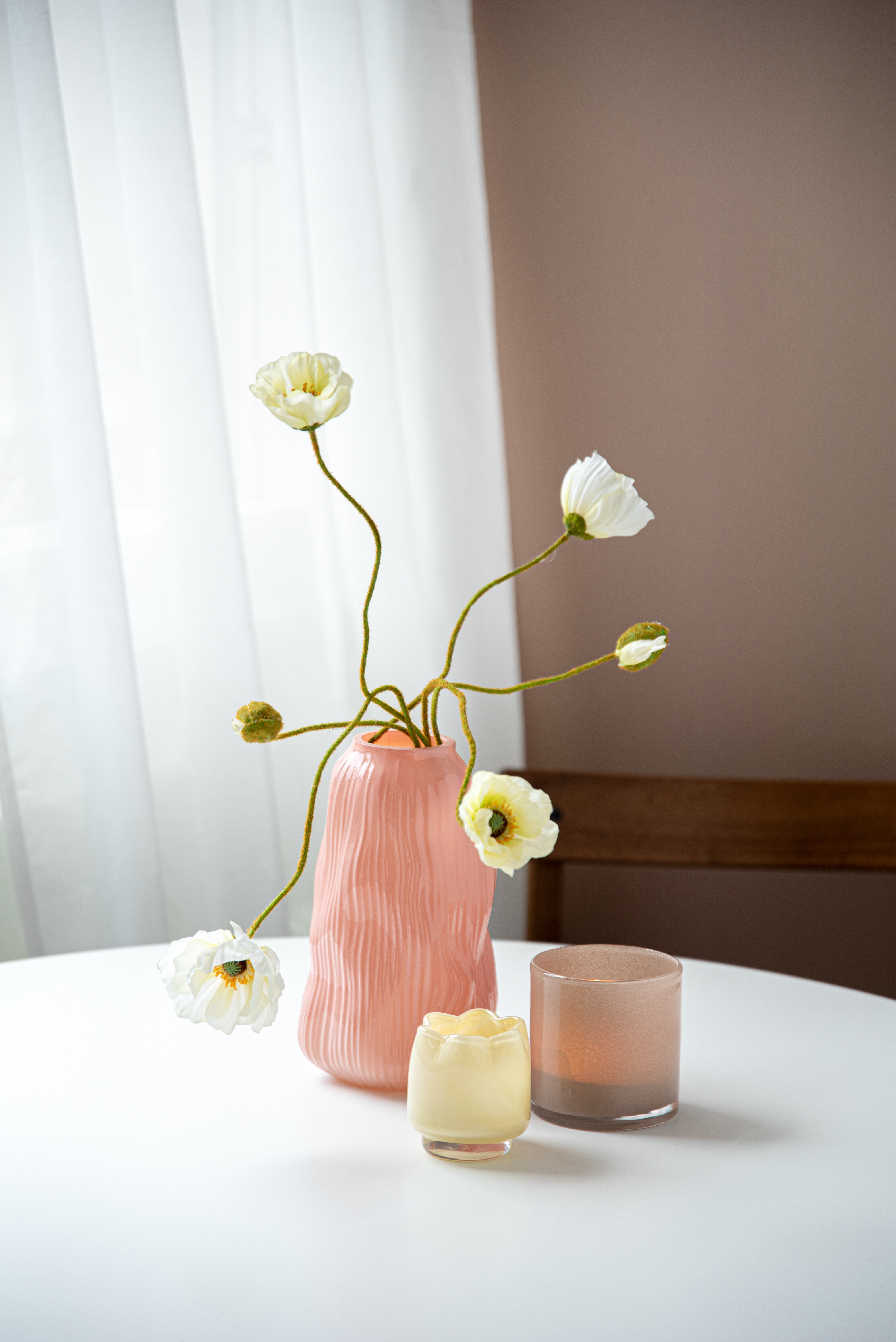 Vas med blommor och inredningsdetaljer