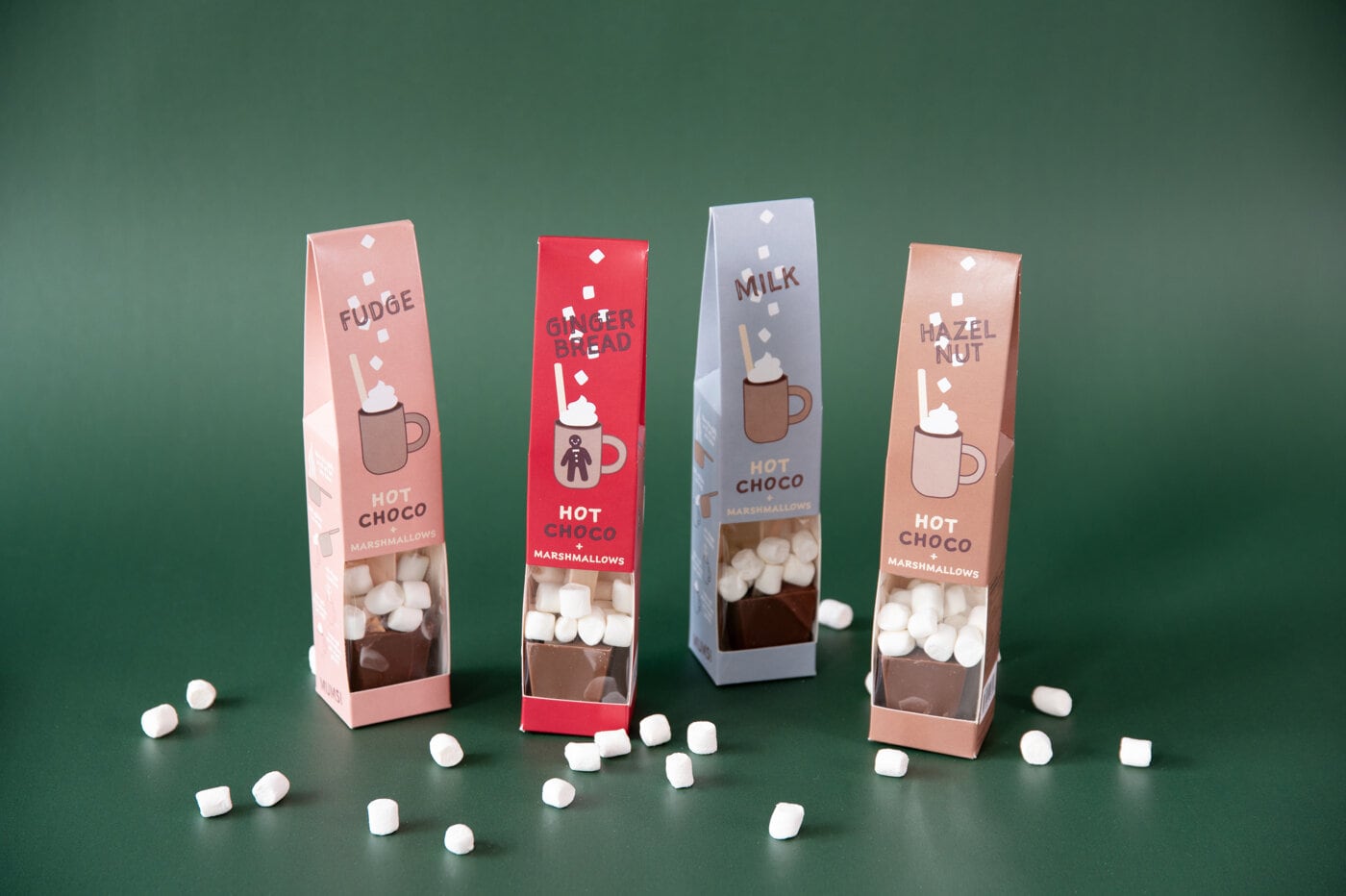 Fyra varianter av varm choklad med marshmallows i presentförpackning, erbjudande 3 för 99 kr.