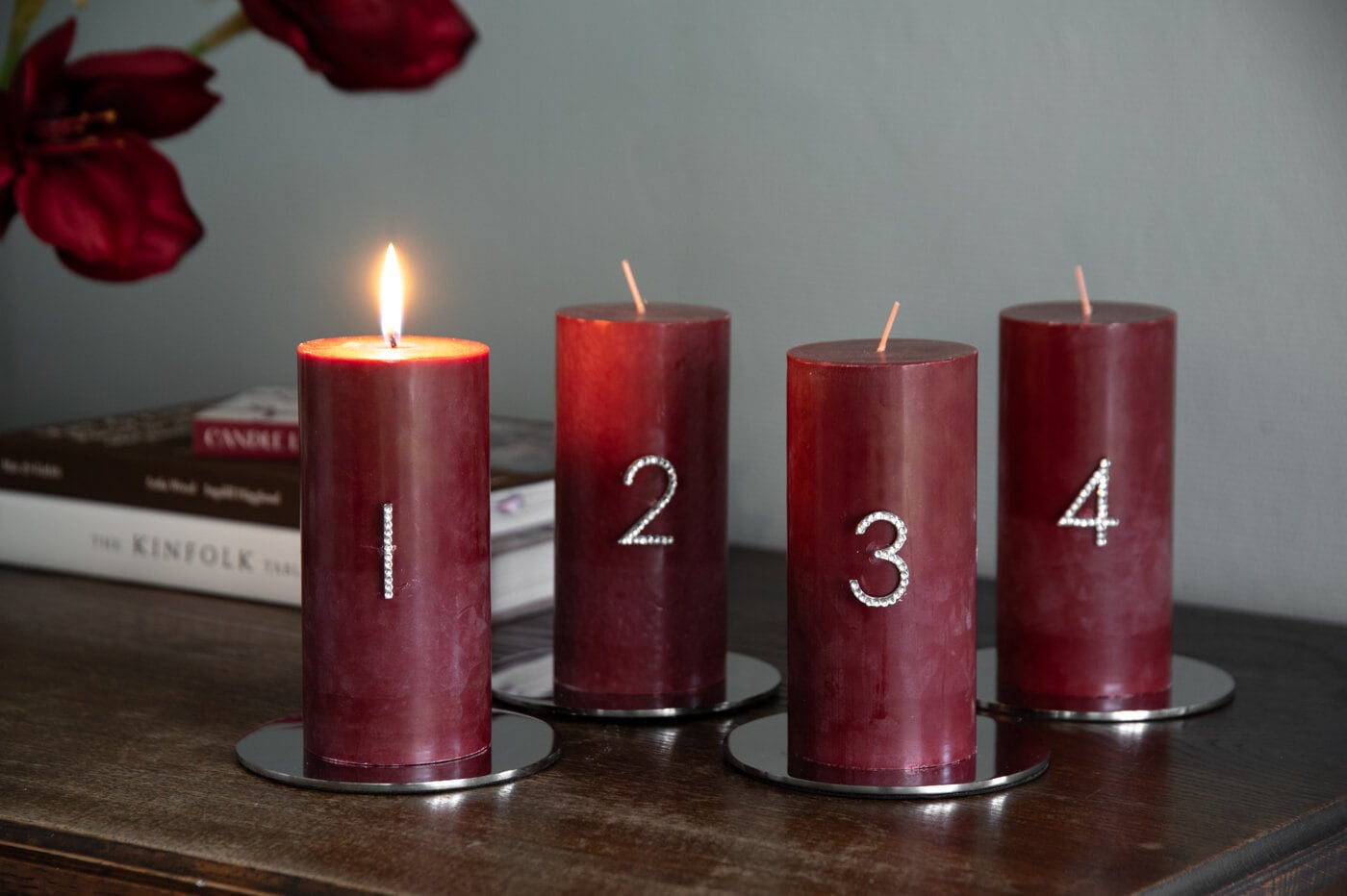 Vinröda blockljus på ljusfat och ljusdekoration 1 till 4.