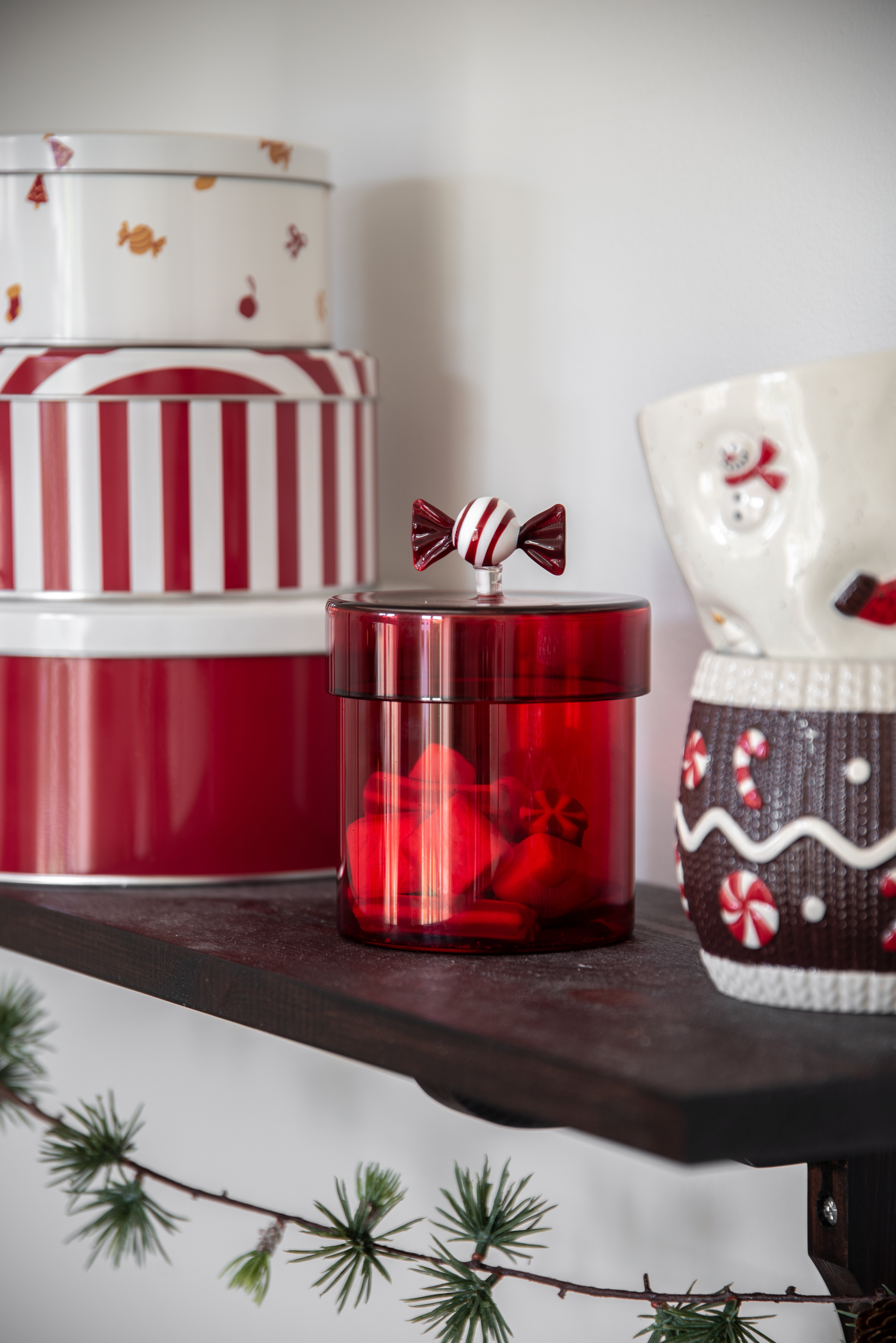 Röda juldekorationer och förvaring med julmotiv.