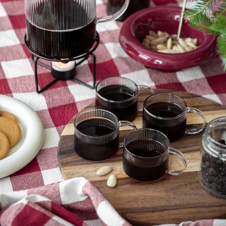 Glögg i glas på juldukning.