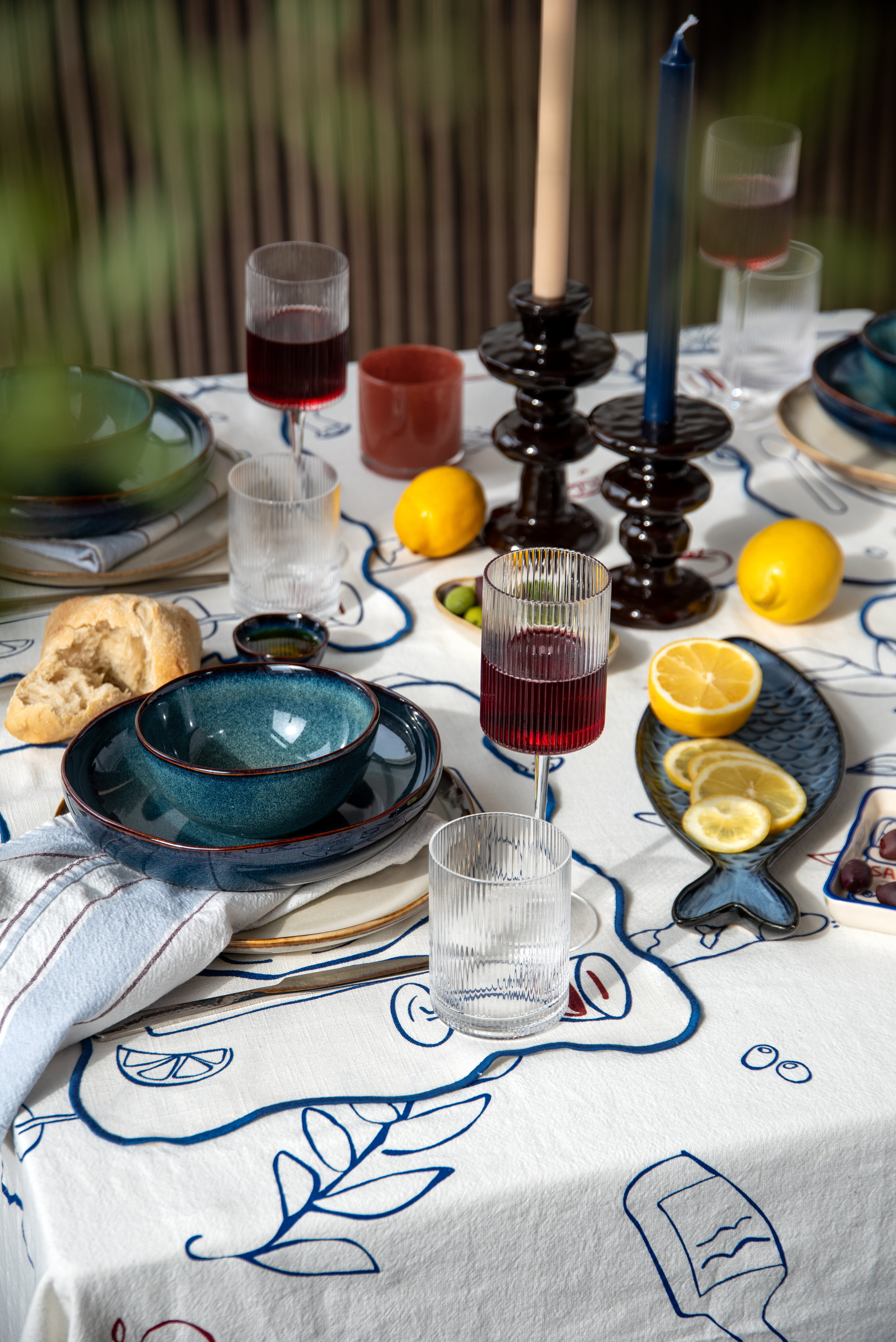 Dukning med glas och porslin och blåa inslag