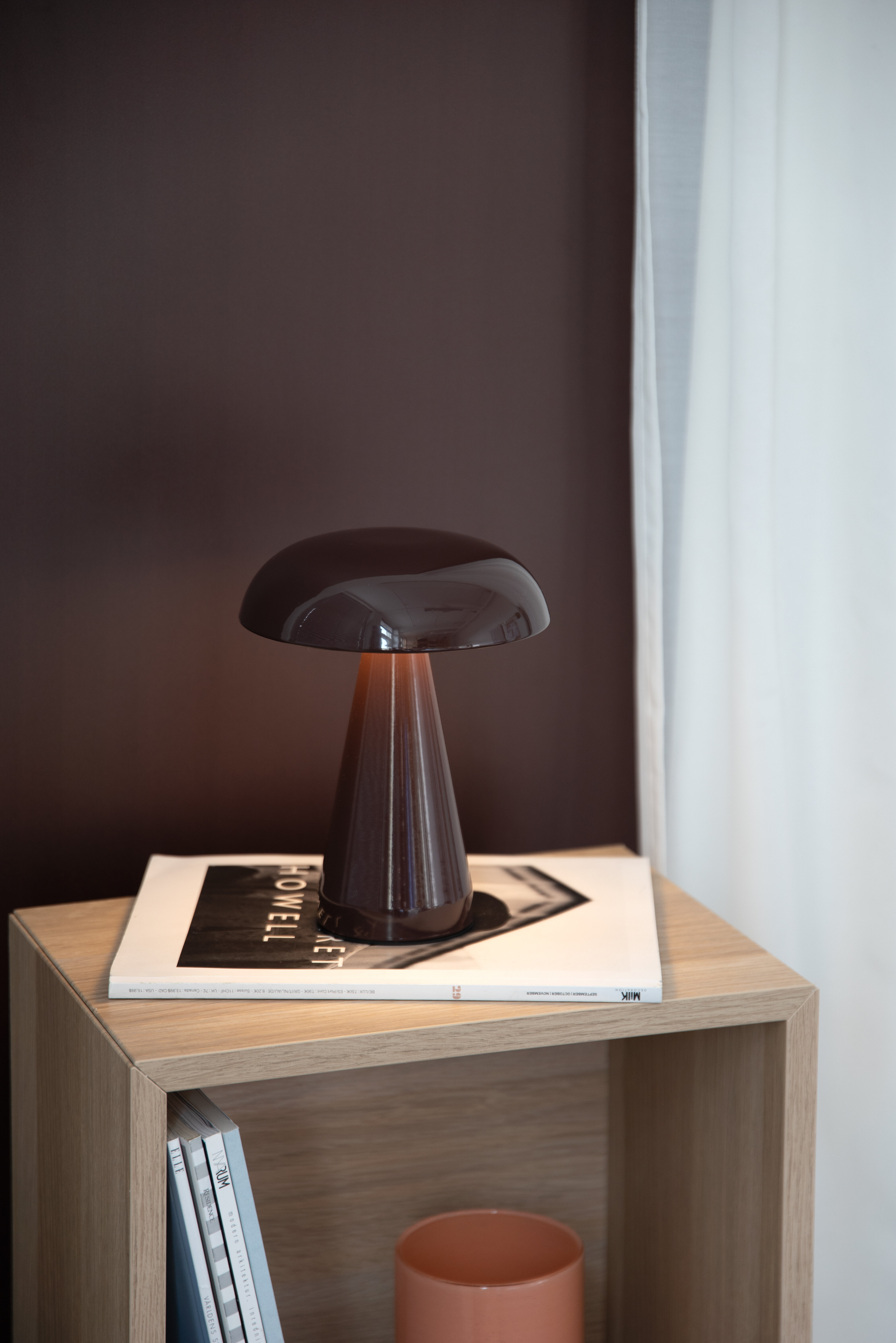 Brun bordslampa på sidobord i trä