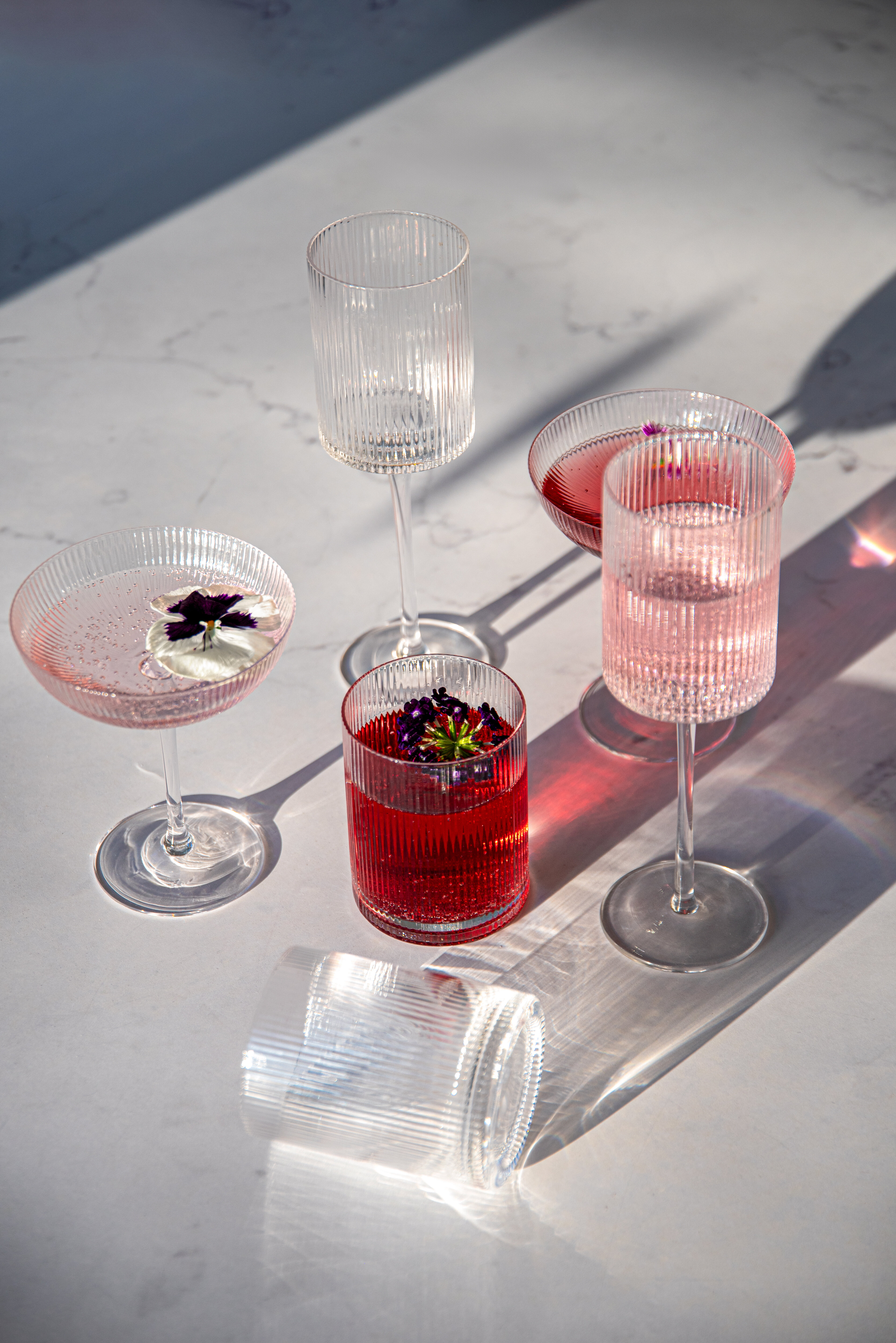 Ribbade glas i olika former med dryck i.