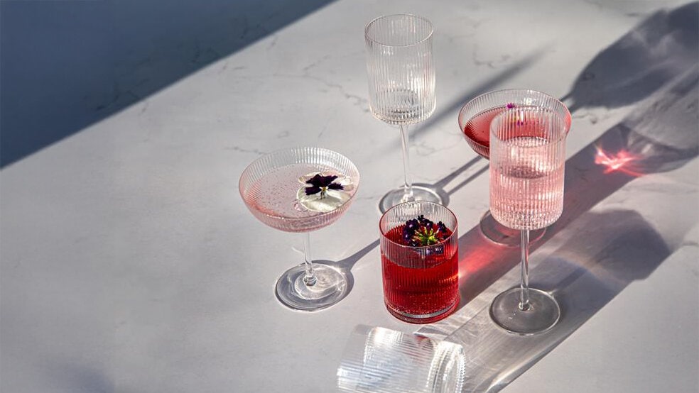 Ribbade glas med dryck på marmorerad bakgrund