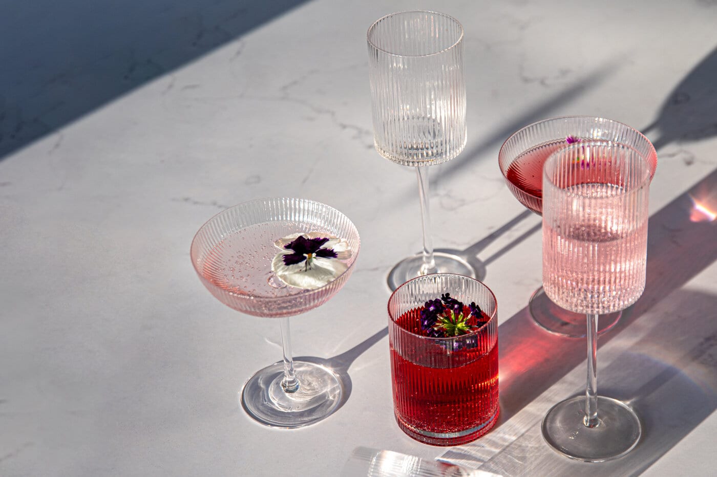 Ribbade glas i olika storlekar med dryck.