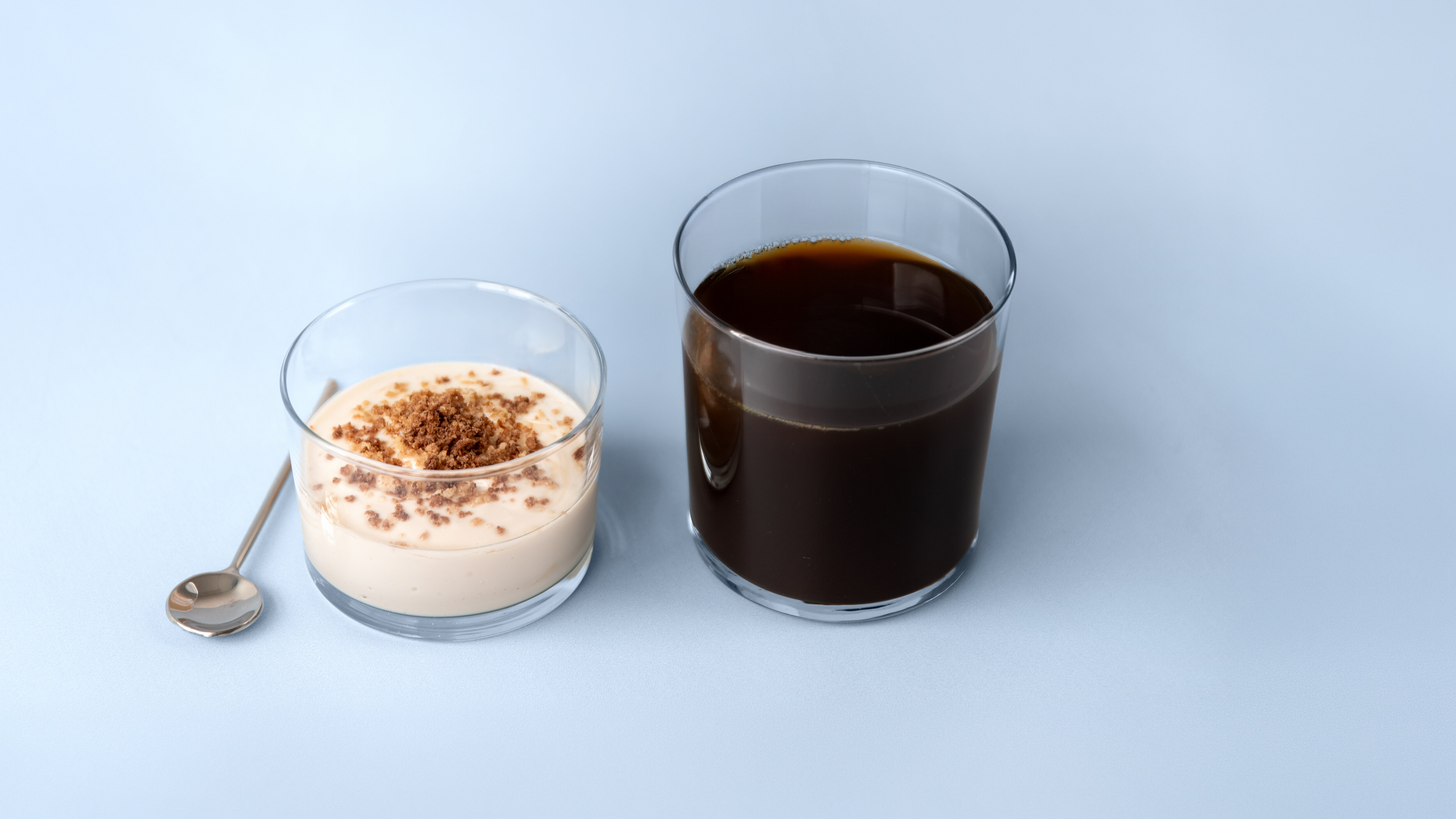 Glas i tre olika storlekar med dryck och dessert i.