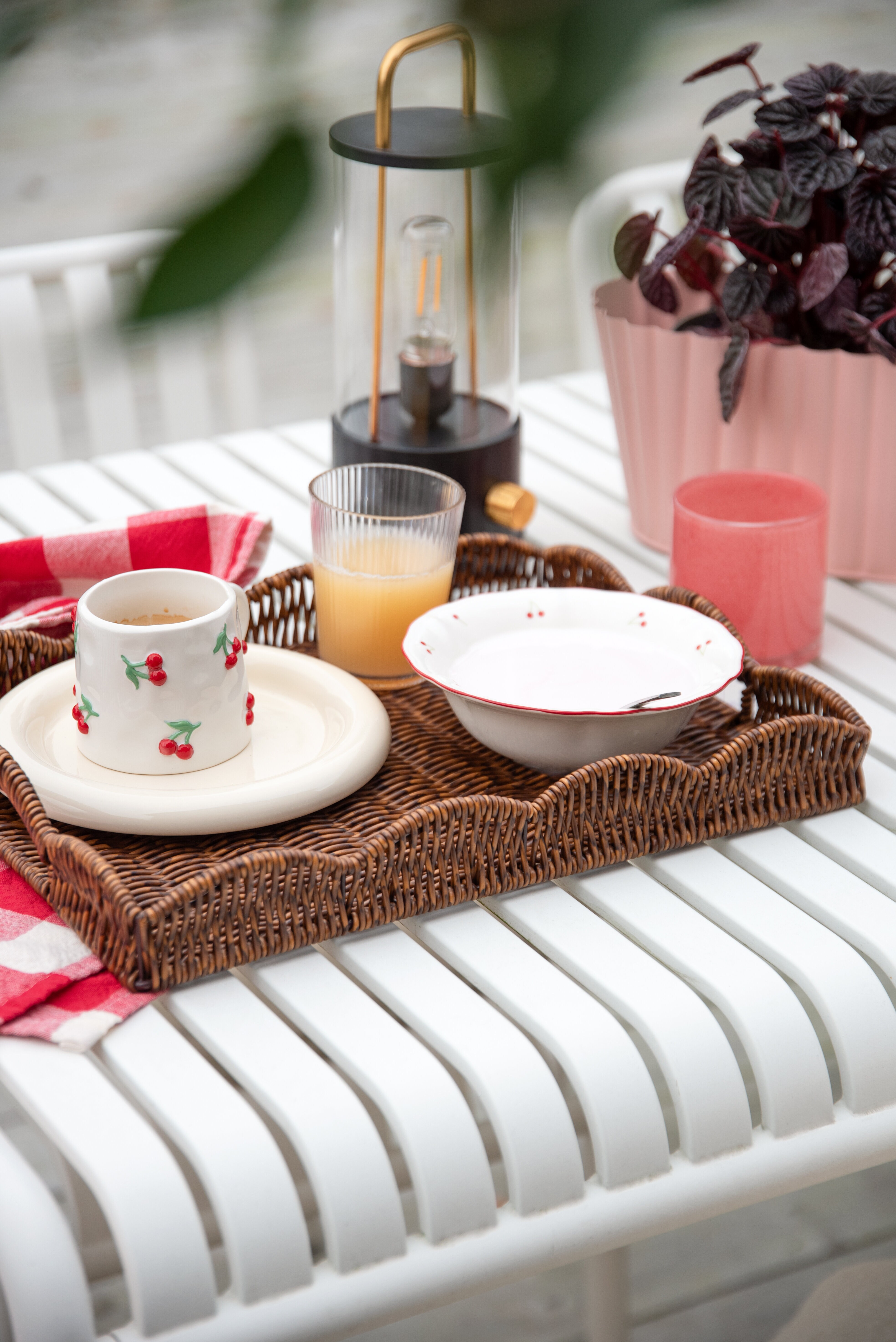 Brun bricka med frukost serverad på bord.