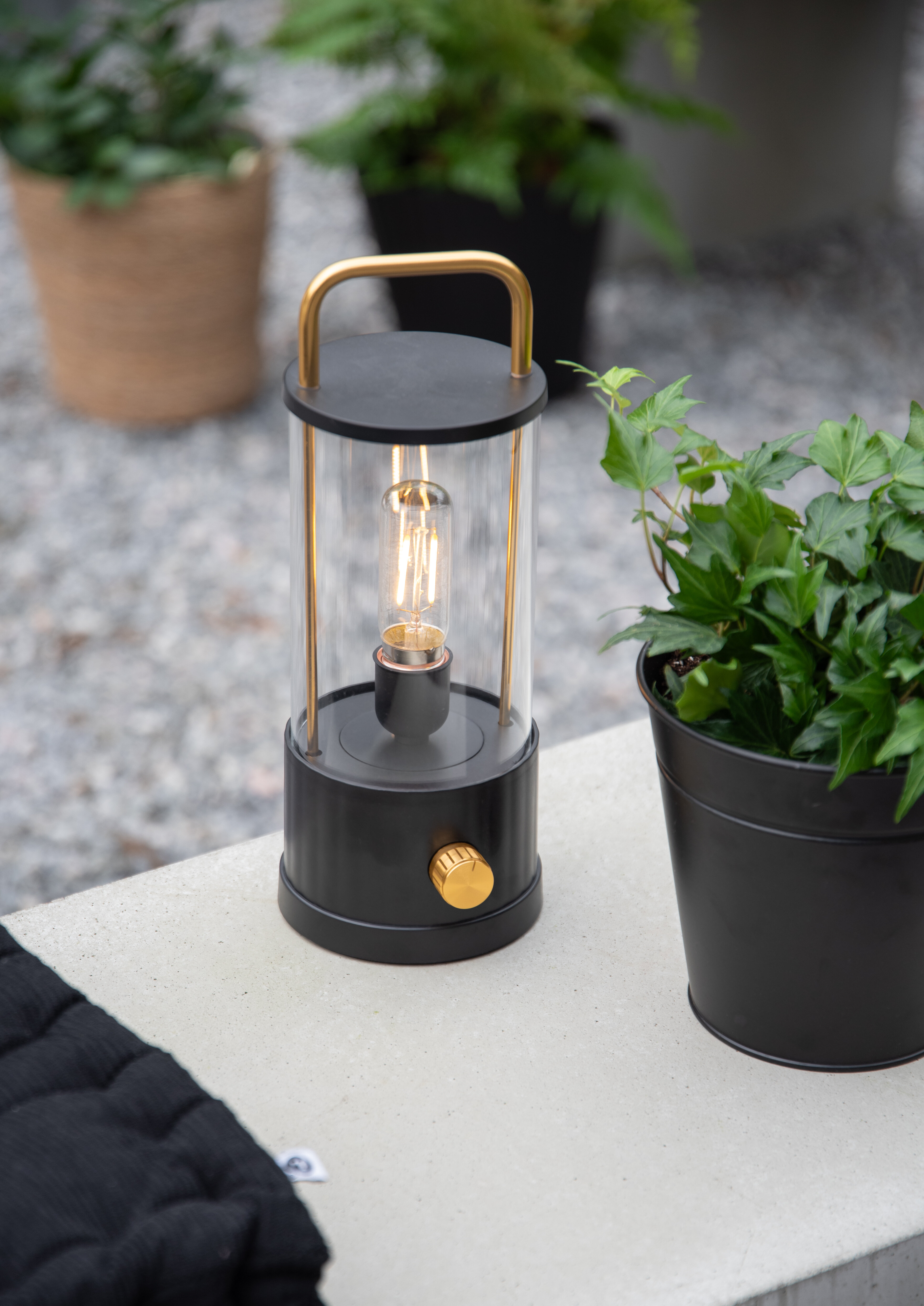 Svarta lampa i utomhusmiljö.