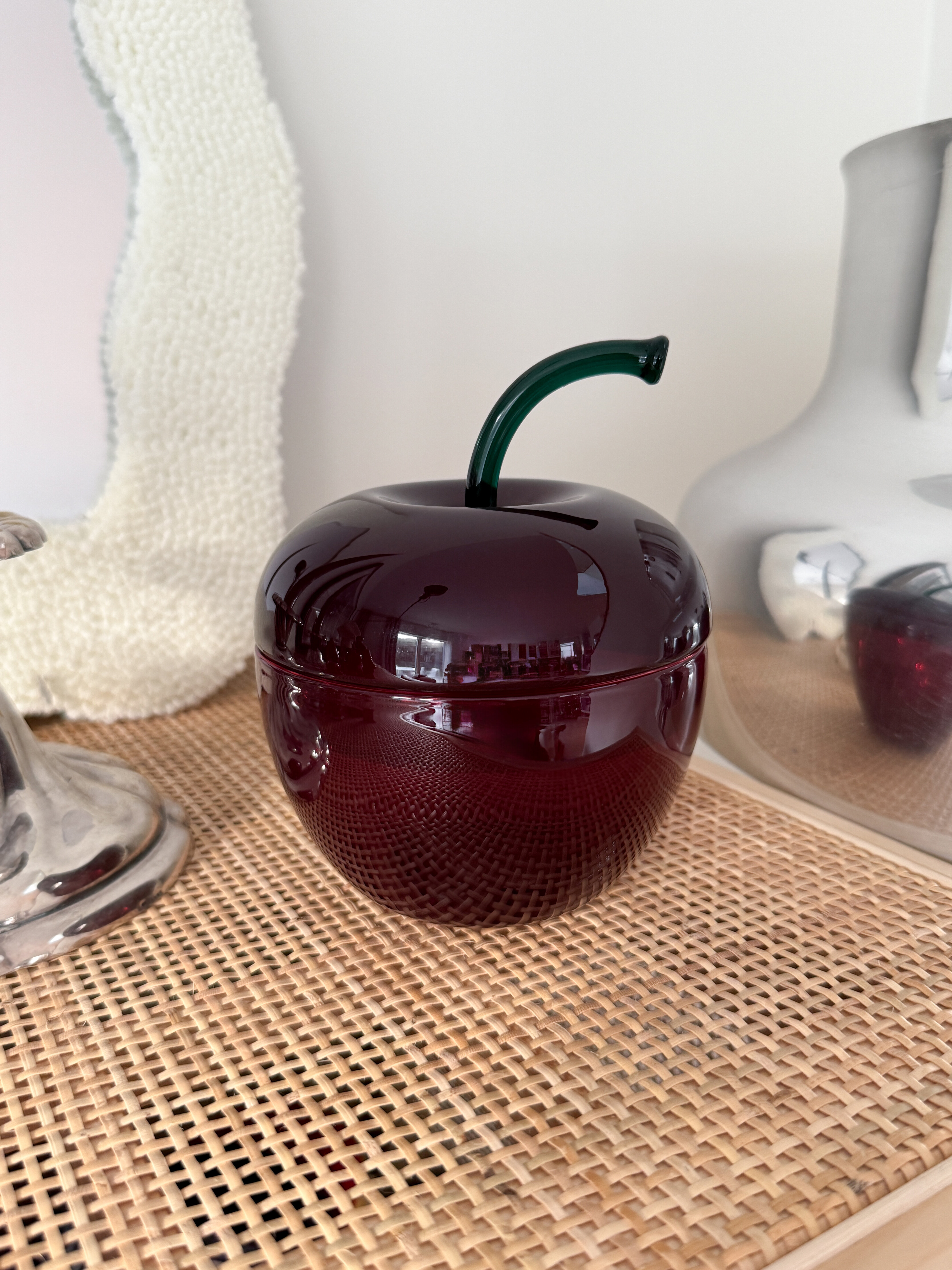 Körsbärsformad skål med lock i glas.