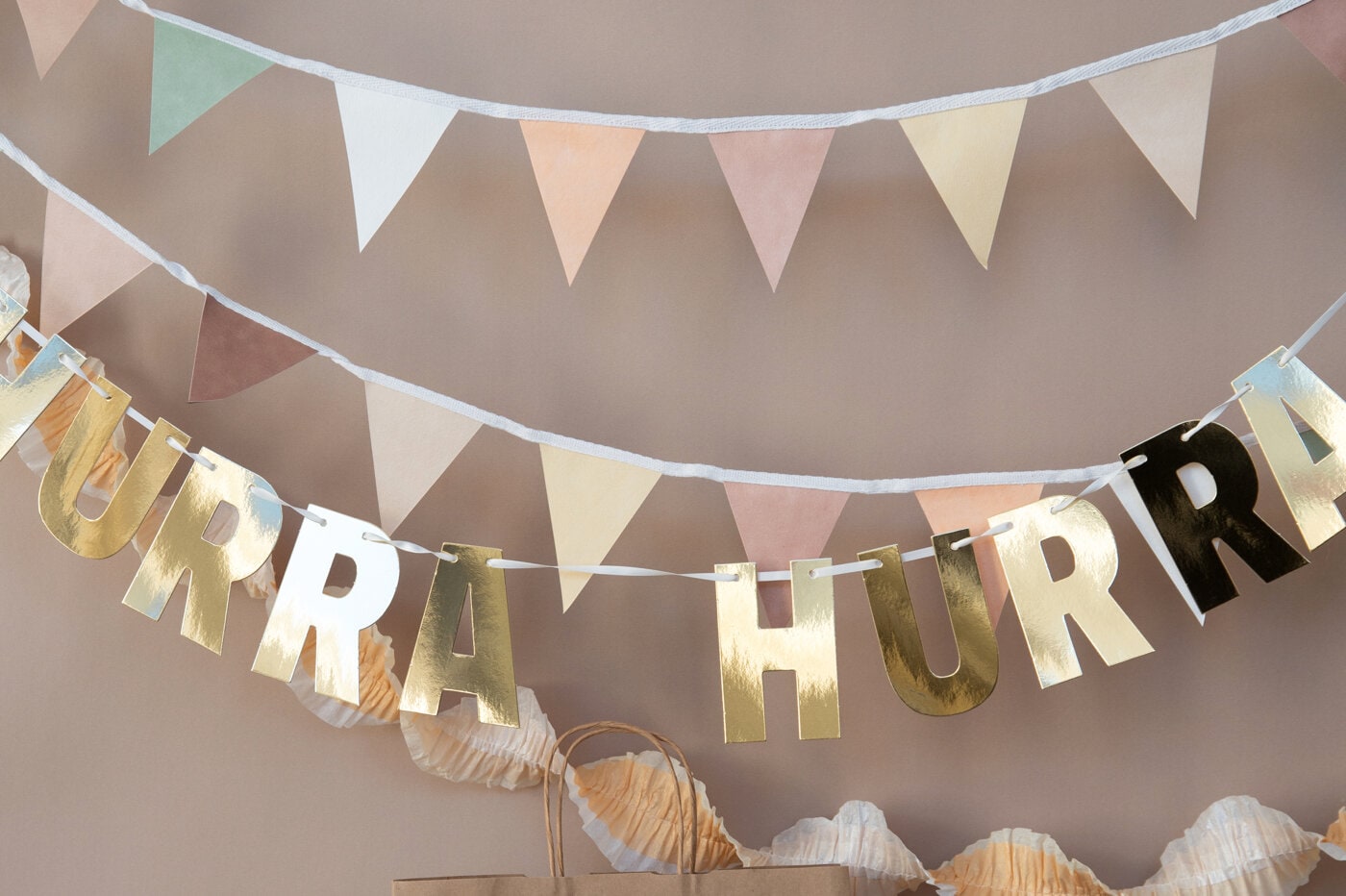 Girlanger och vimplar i mjuka färger för firande på jobbet.