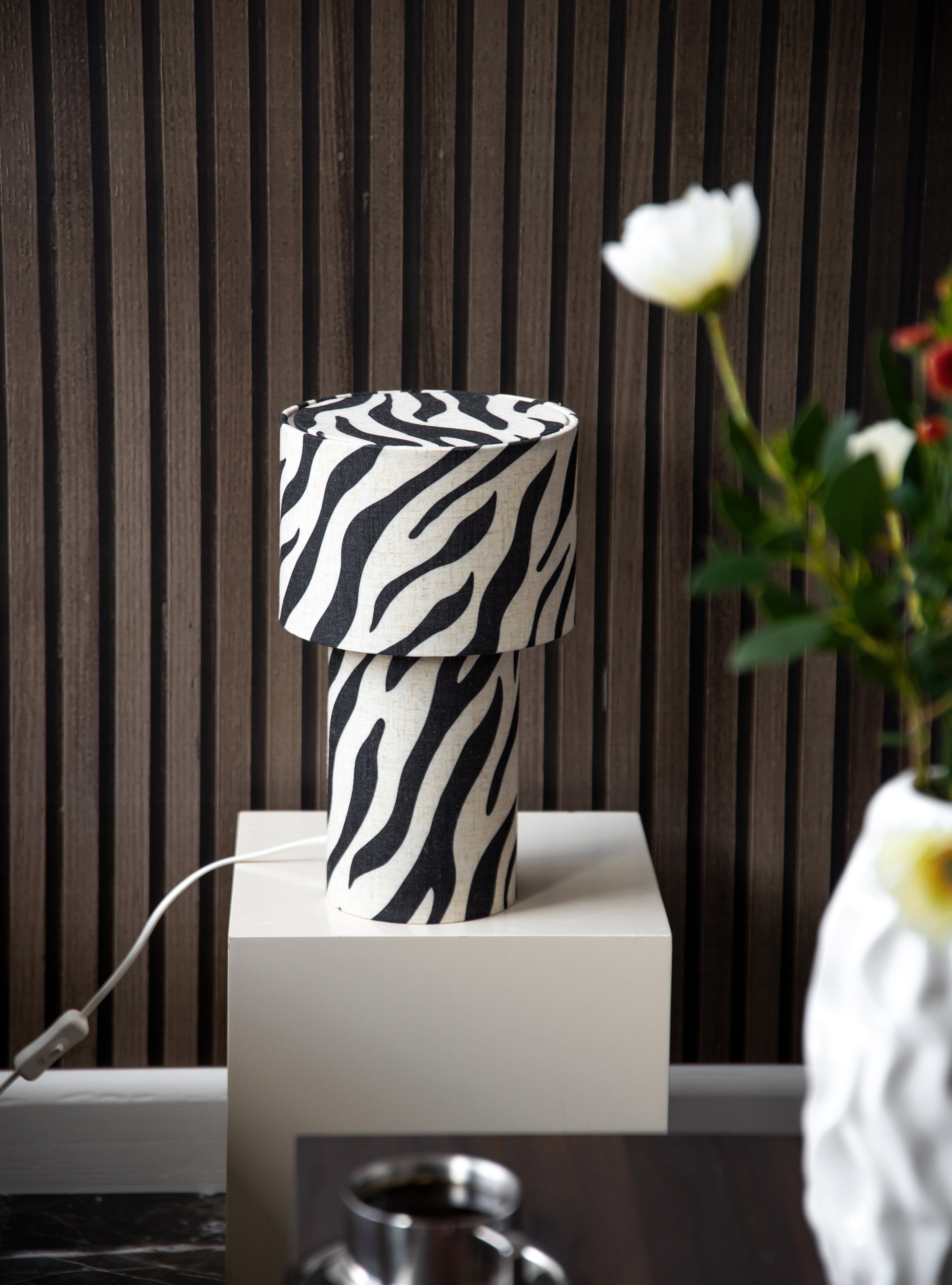 Bordslampa med mönstrad lampskärm i modern miljö