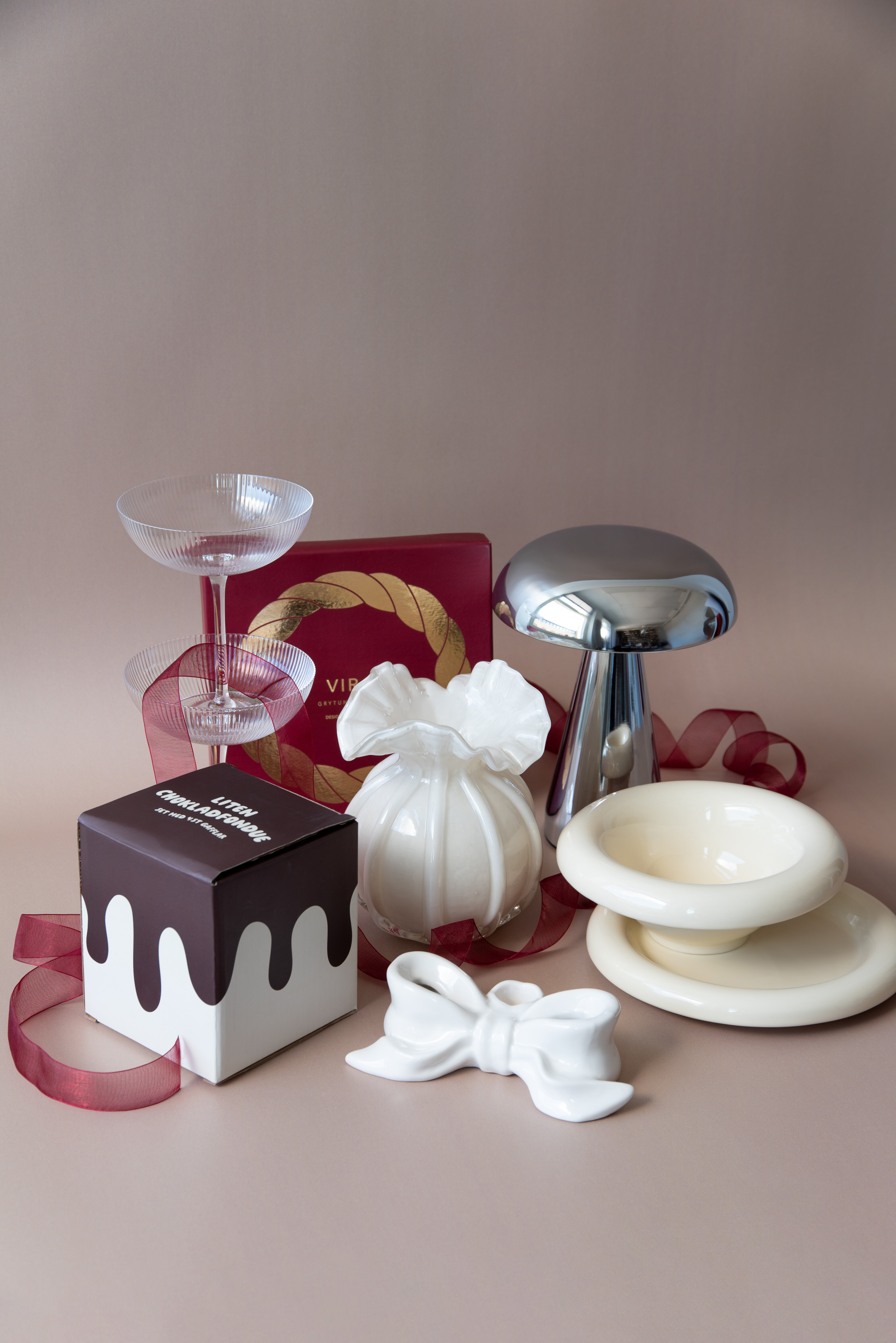 Julklappsinspiration med gåvor och inredning i ljusa och silvriga toner.