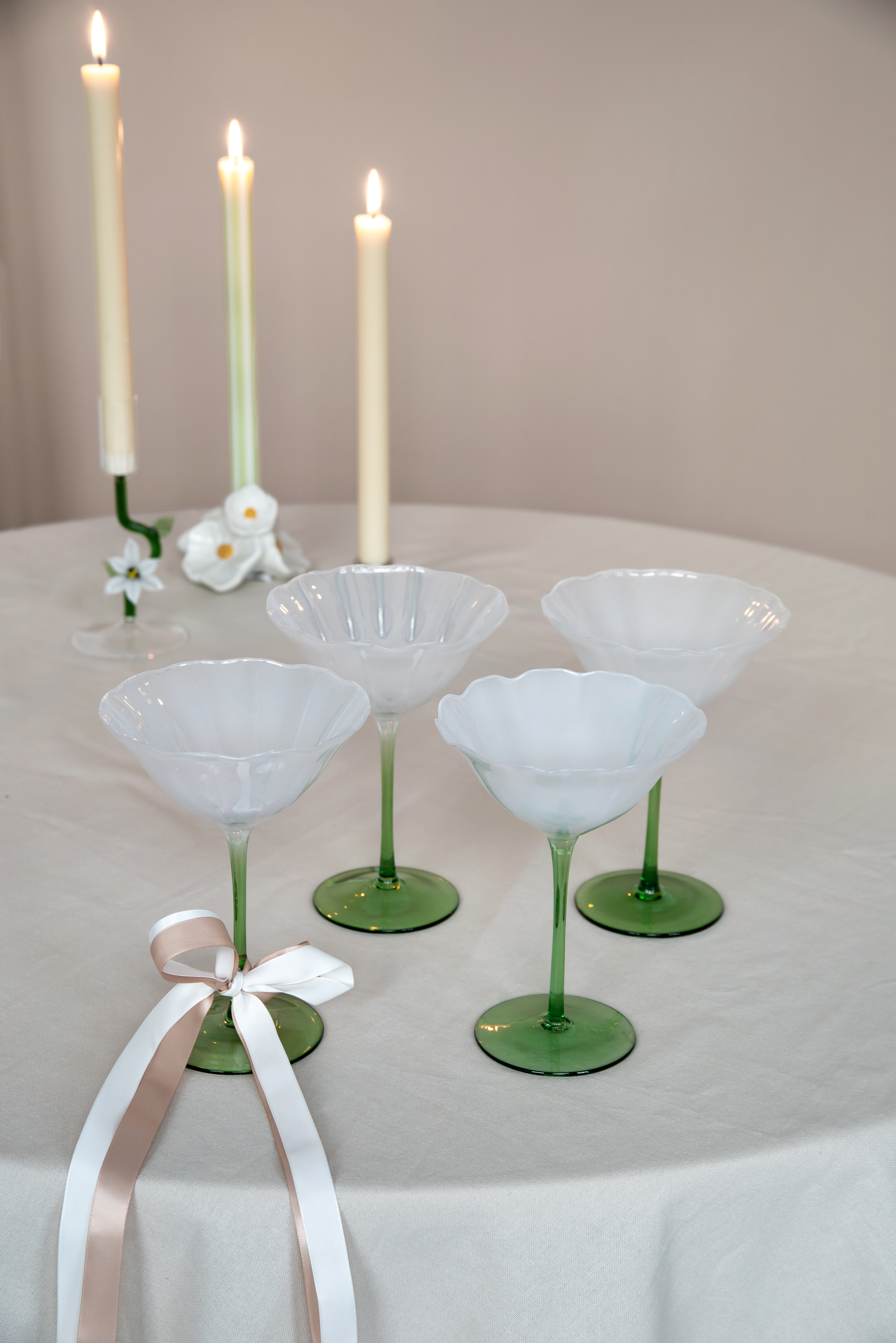 Champagneglas med rosett på bord.