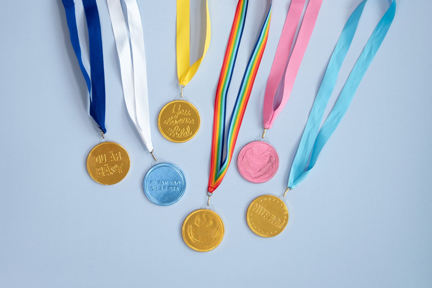 Chokladmedaljer med budskap och band.
