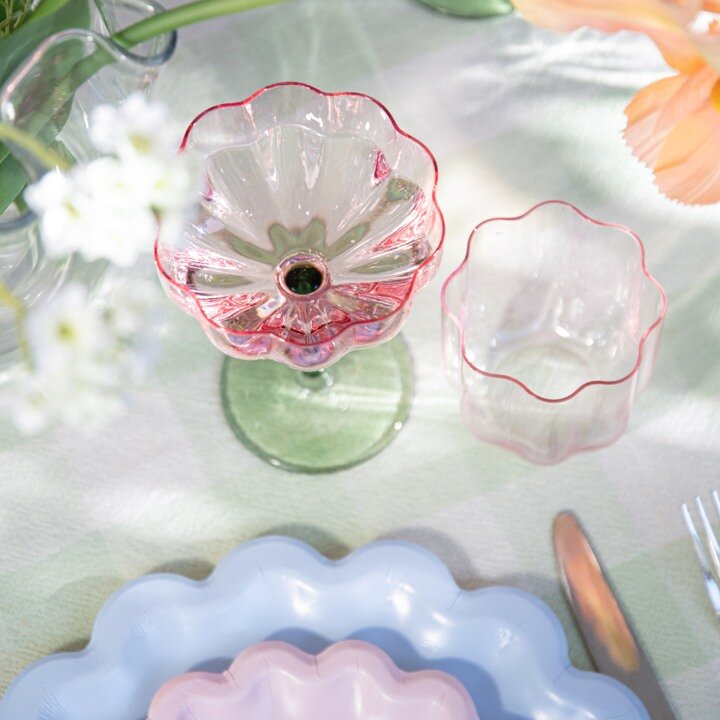 Rosa/gröna coupeglas på dukat bord