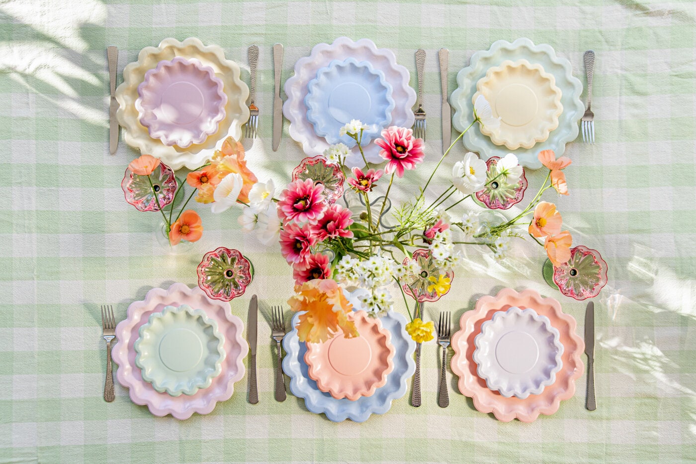 Pastellfärgad kalasdukning med blommor.