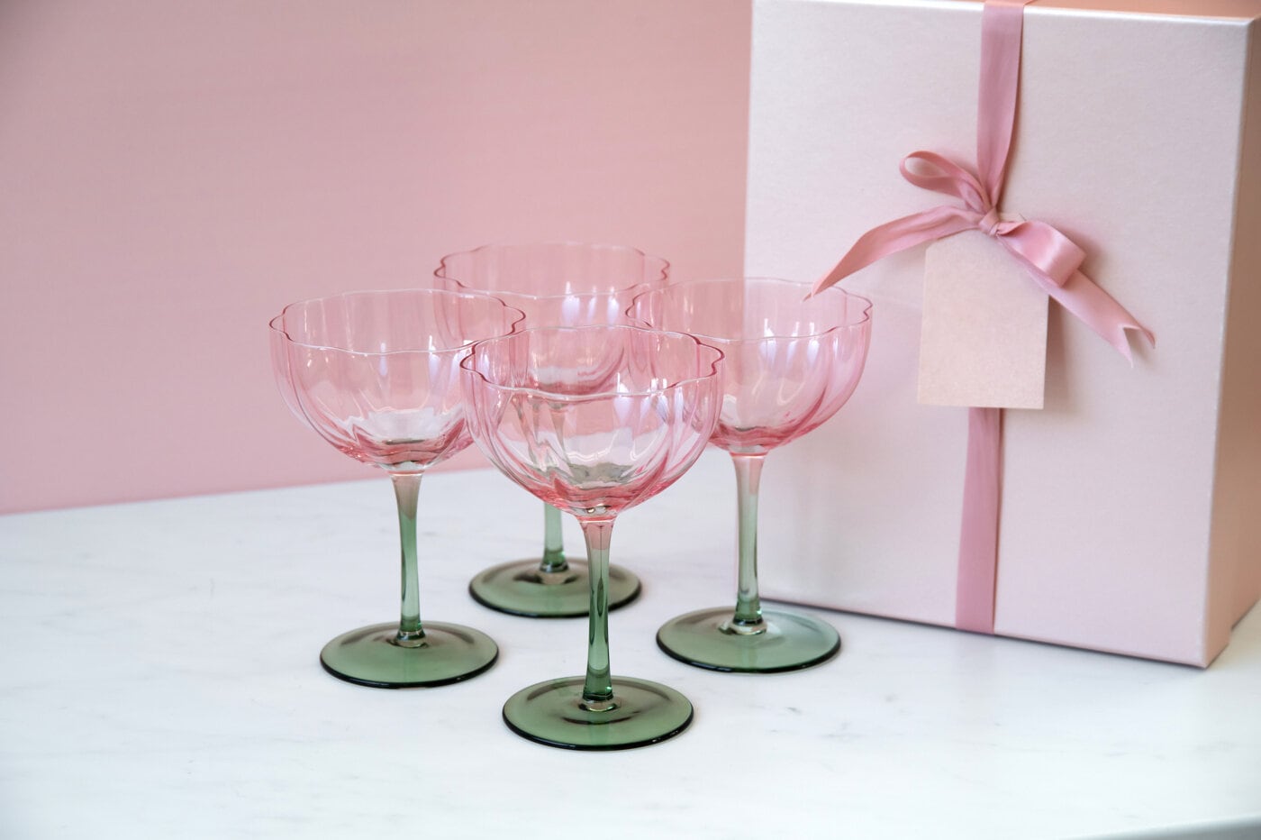Presentbild på champagneglas med preentbox.