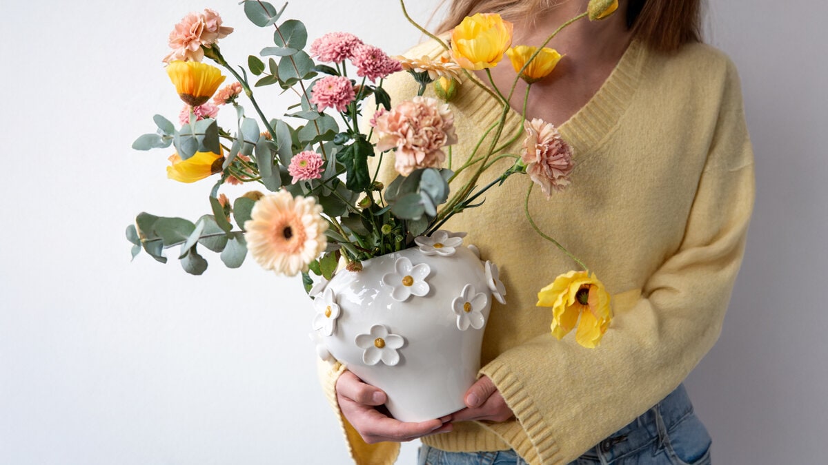  Vårdukning med blommig vas med blomster i.