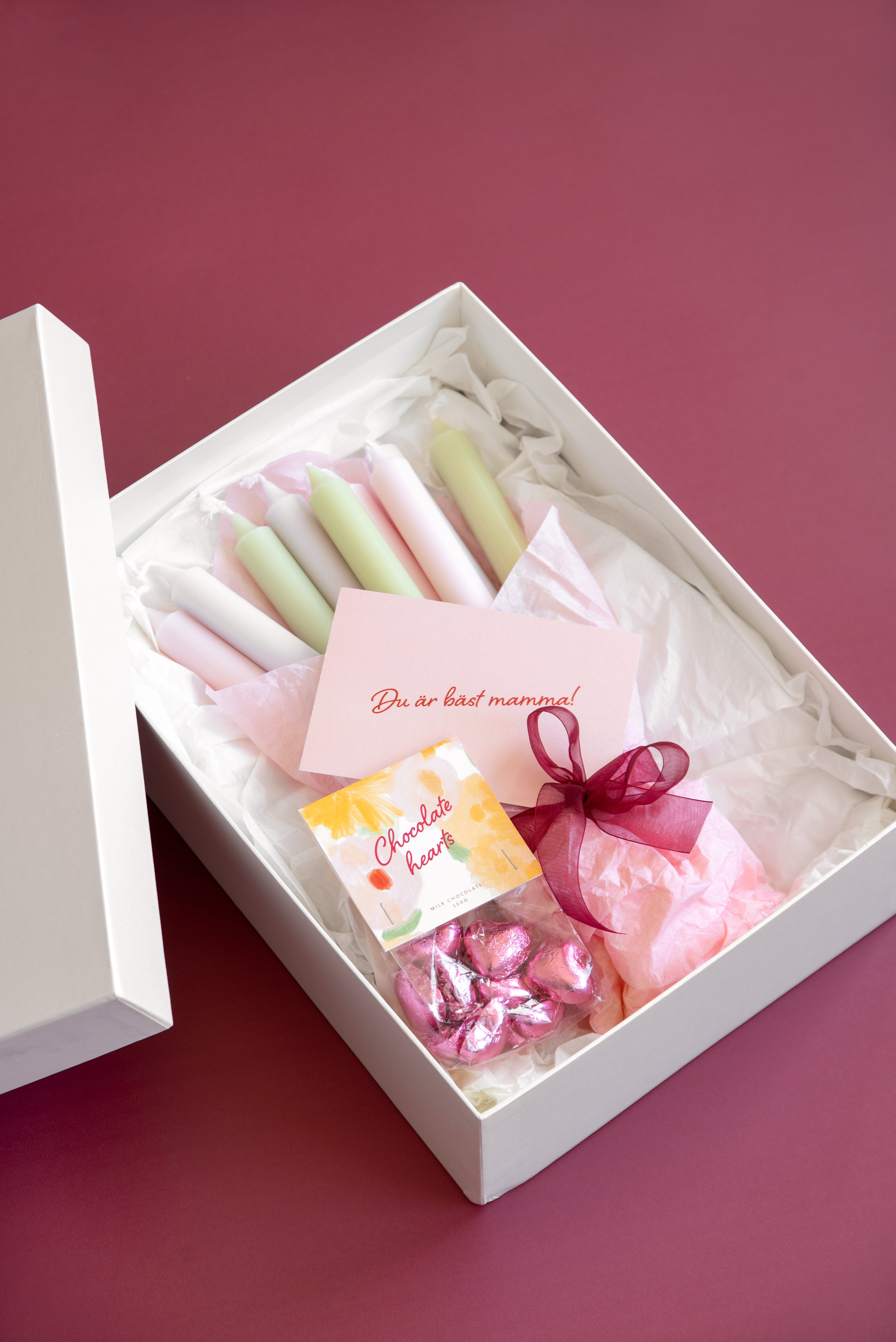 Presentkit med presentbox, ljus och godis.