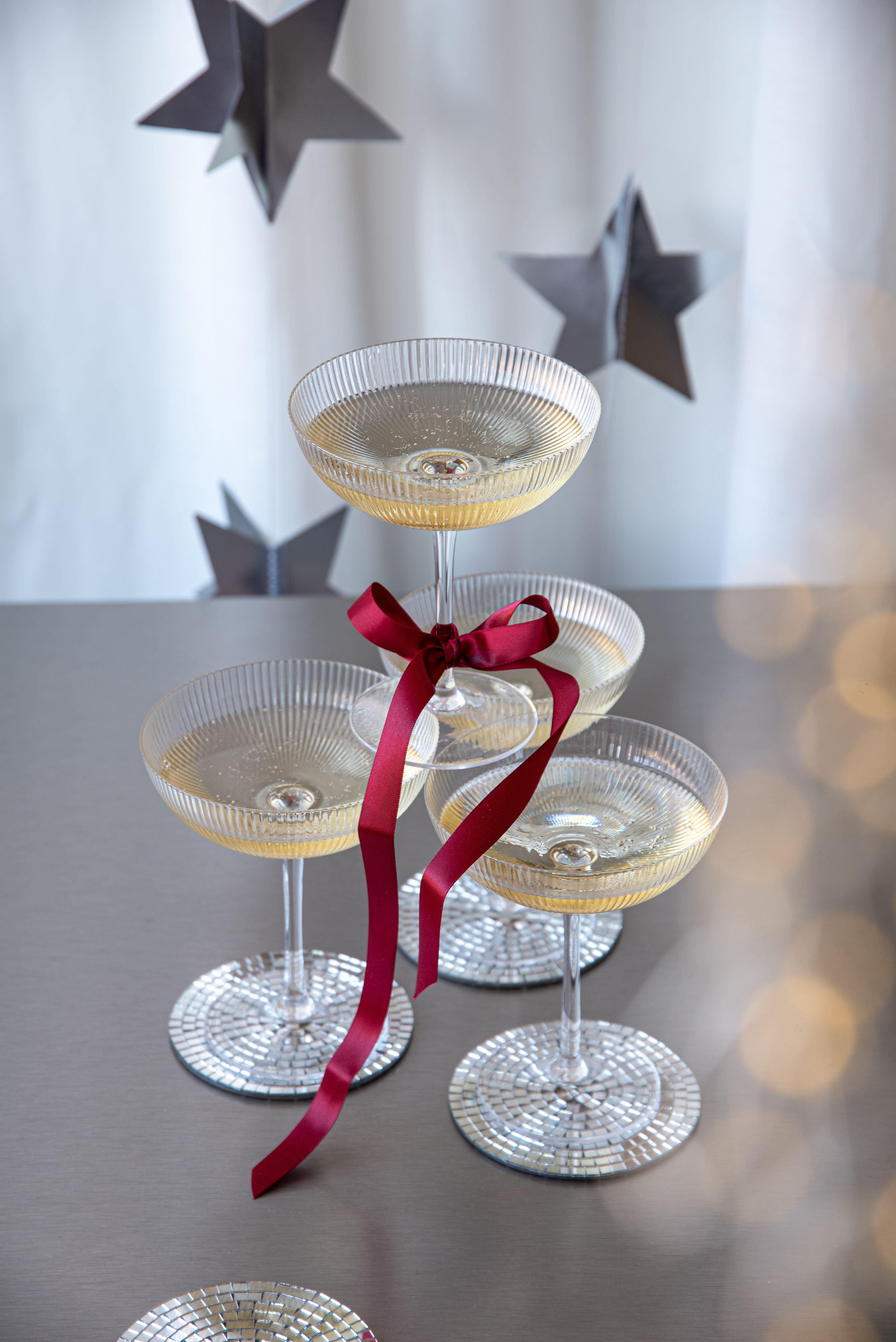 Torn med ribbade champagneglas.