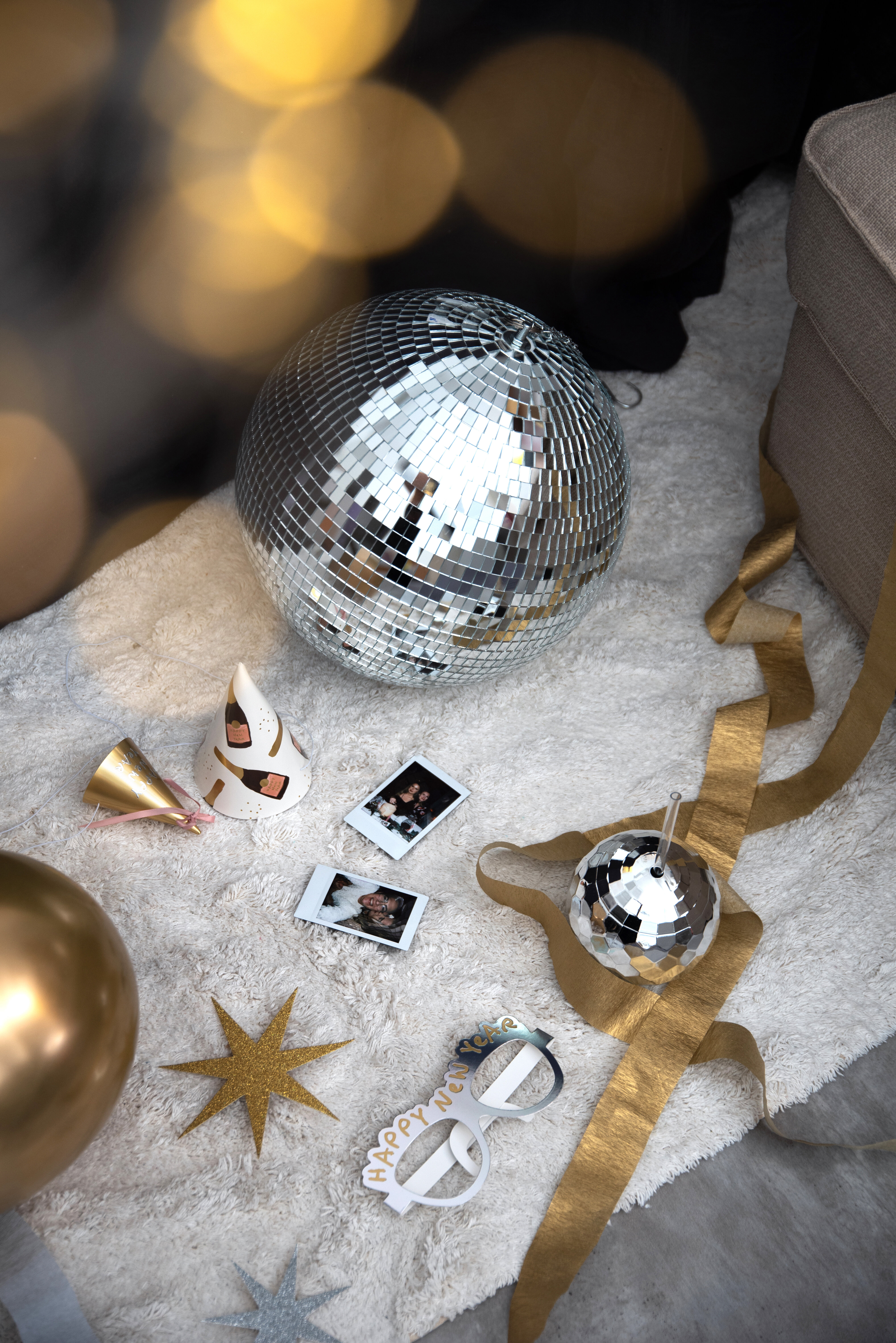 Discokula och nyårsdekorationer på ett ljust underlag.