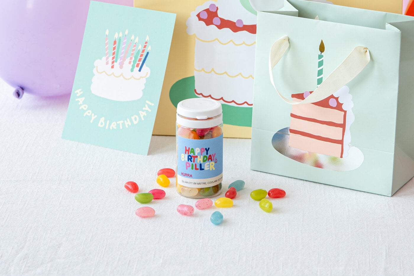 Färgglatt kalasgodis i burk och presentförpackningar.