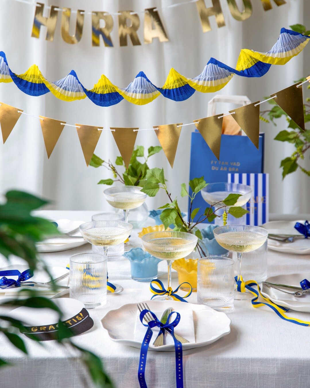 Dukat studentbord med blå‑gula dekorationer.