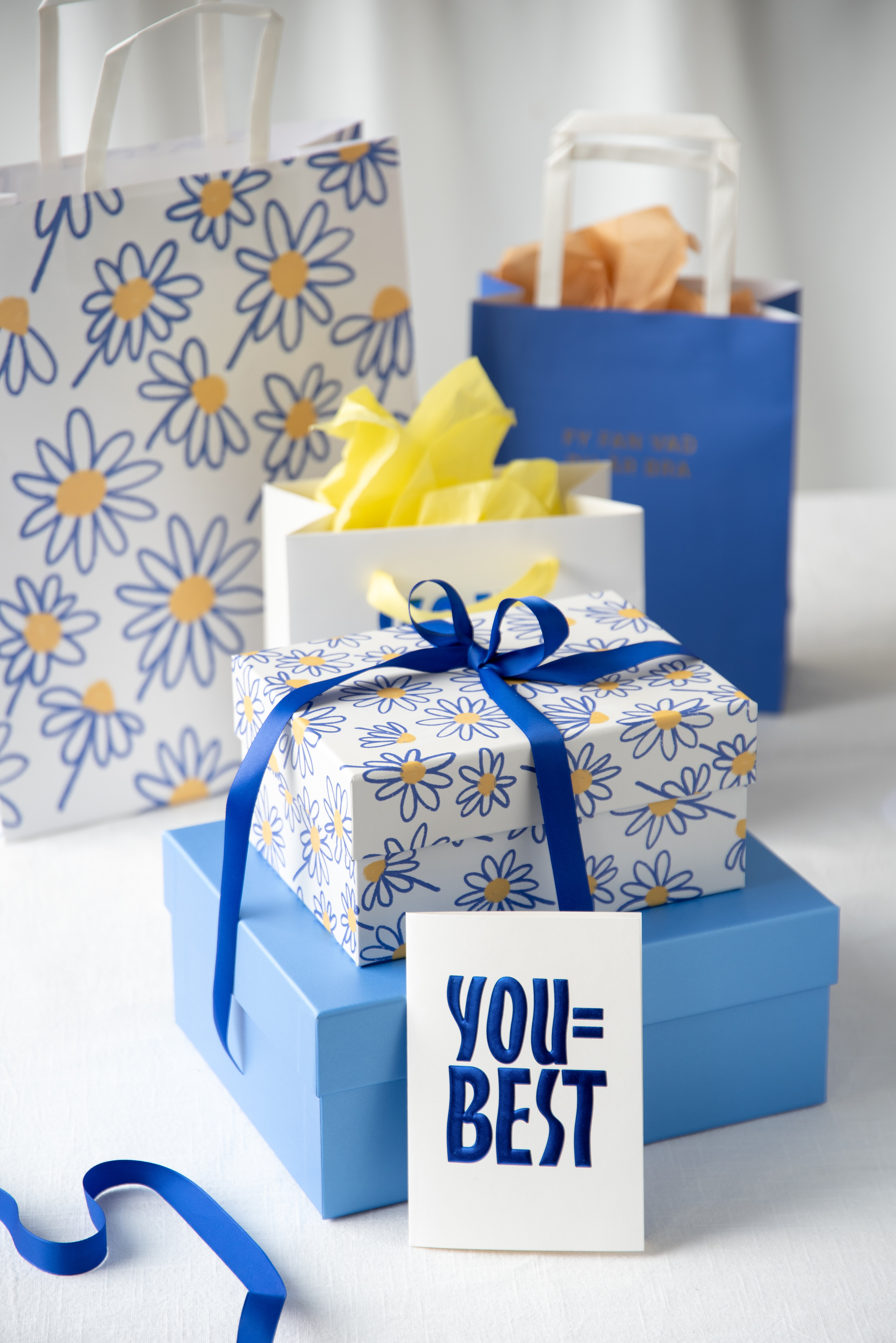 Presentinslagning med presentboxar och vykort till student.
