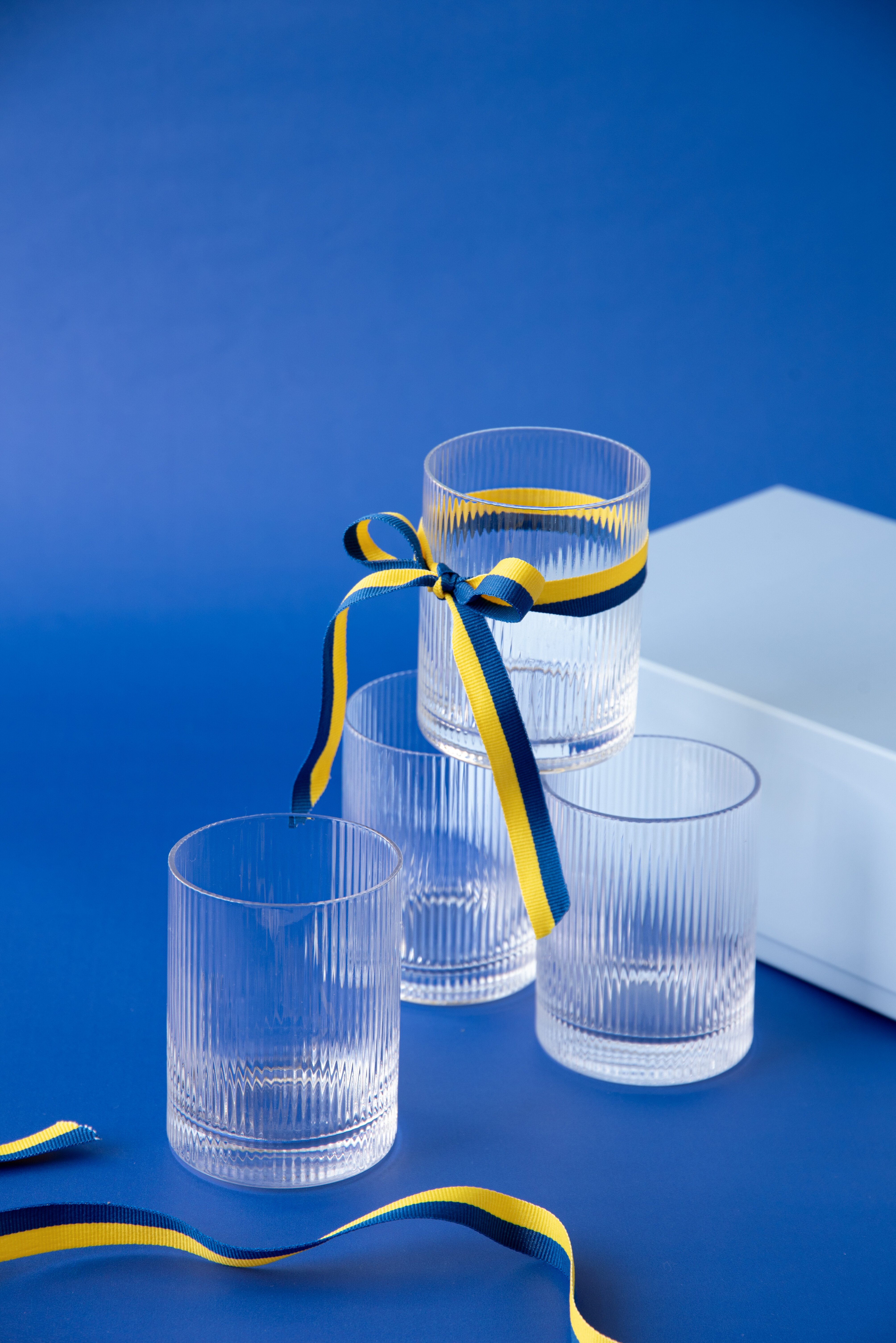 Studentpresent och glas dekorerade med blågula band.